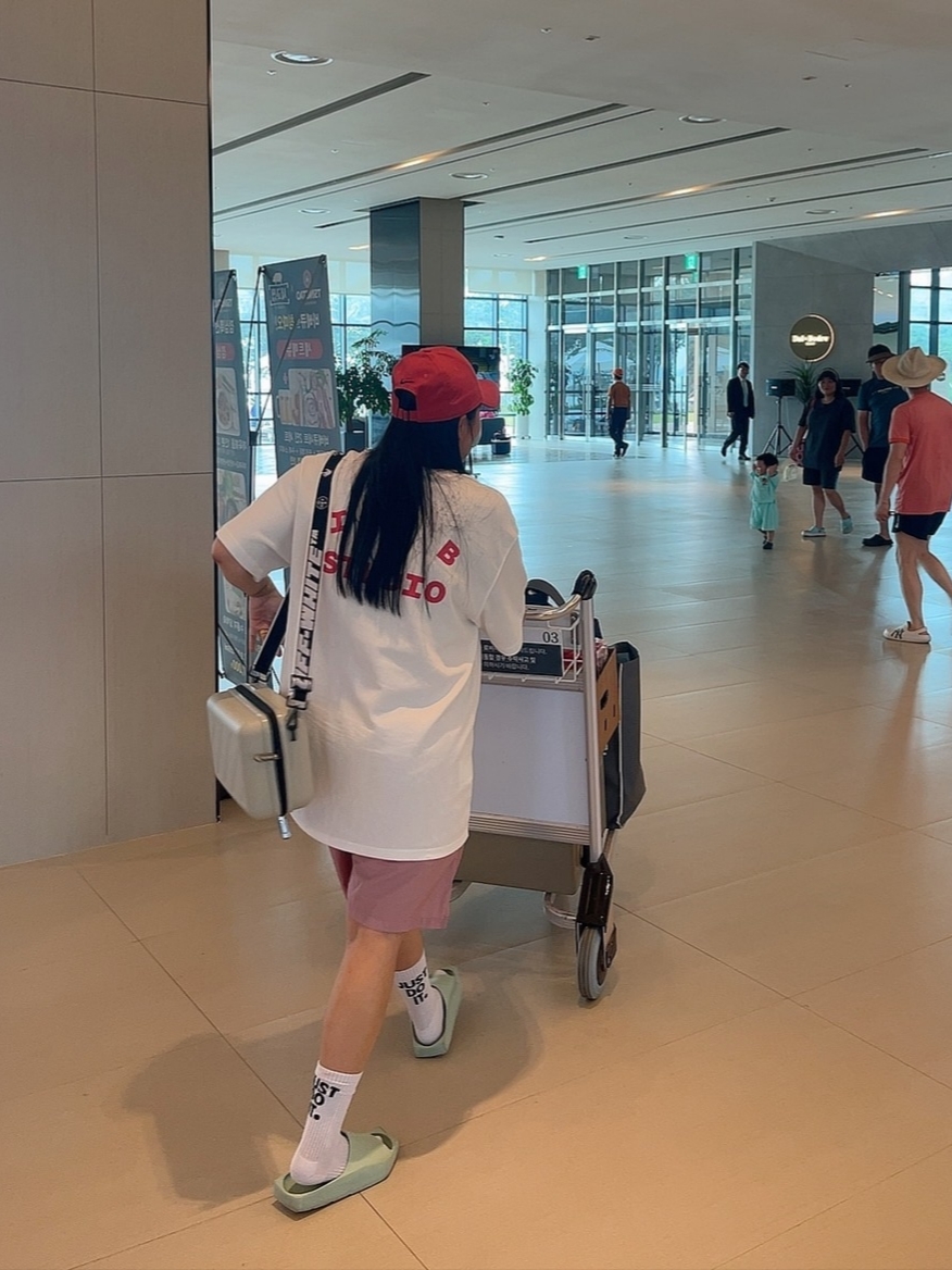 IAB Studio T-Shirt White - The Hyundai Seoul Exclusive, IAB Studio Woven Shorts Pink - The Hyundai Seoul Exclusive 착용 스타일