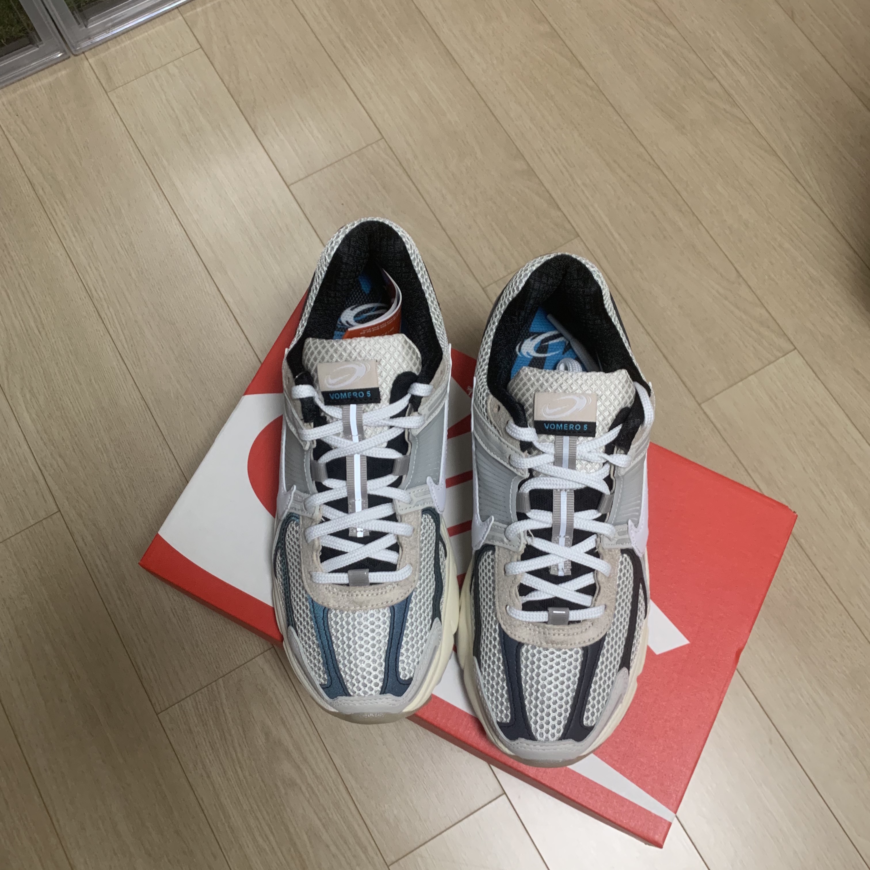 Nike Zoom Vomero 5 Light Bone and Black 착용 스타일 - 4