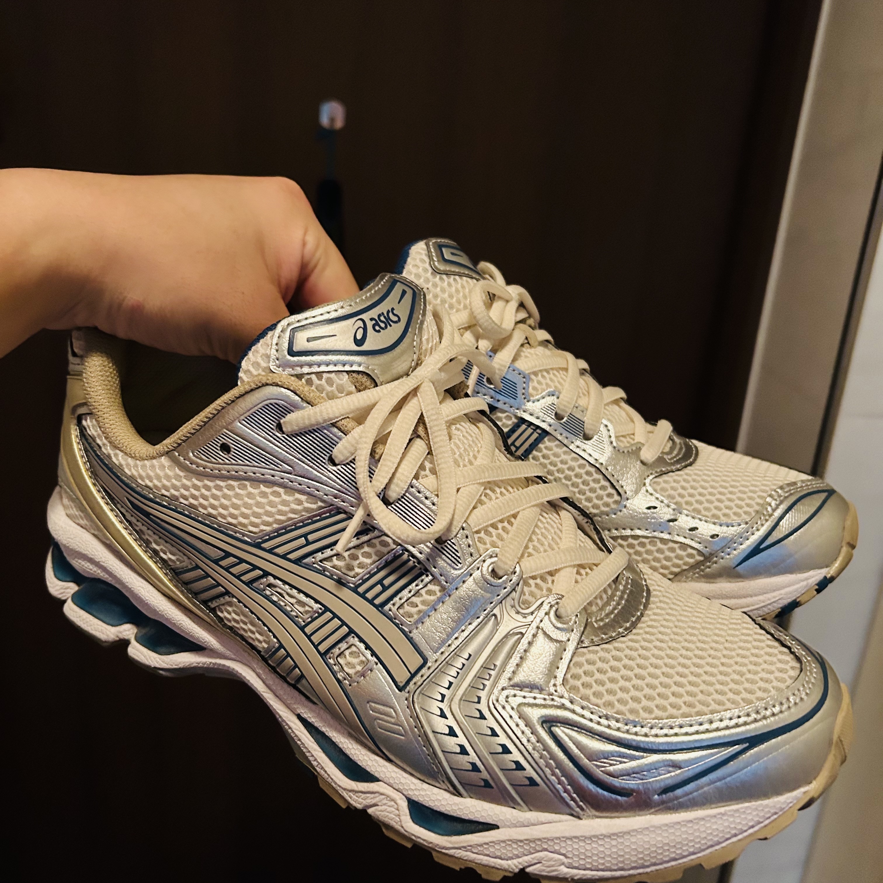 Asics Gel-Kayano 14 Cream Pure Silver 착용 스타일