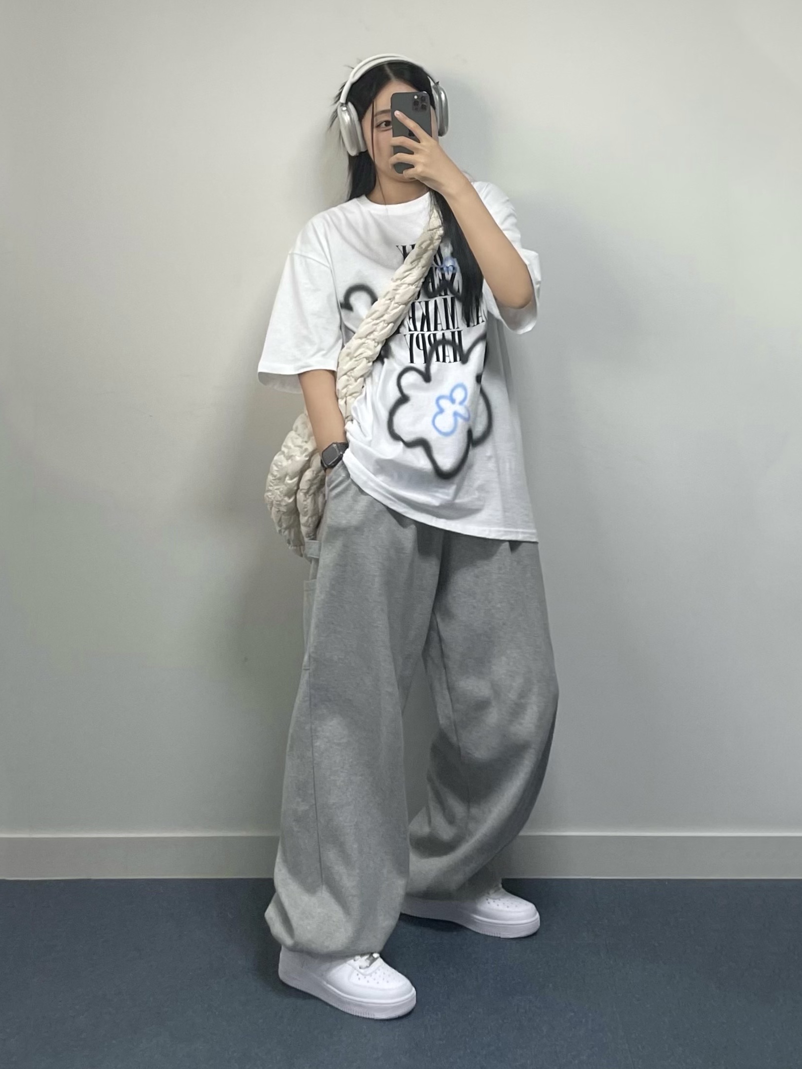 COS Quilted Oversized Shoulder Bag Off White Light Beige, (W) Nike Air Force 1 '07 Low White 착용 스타일 - 1