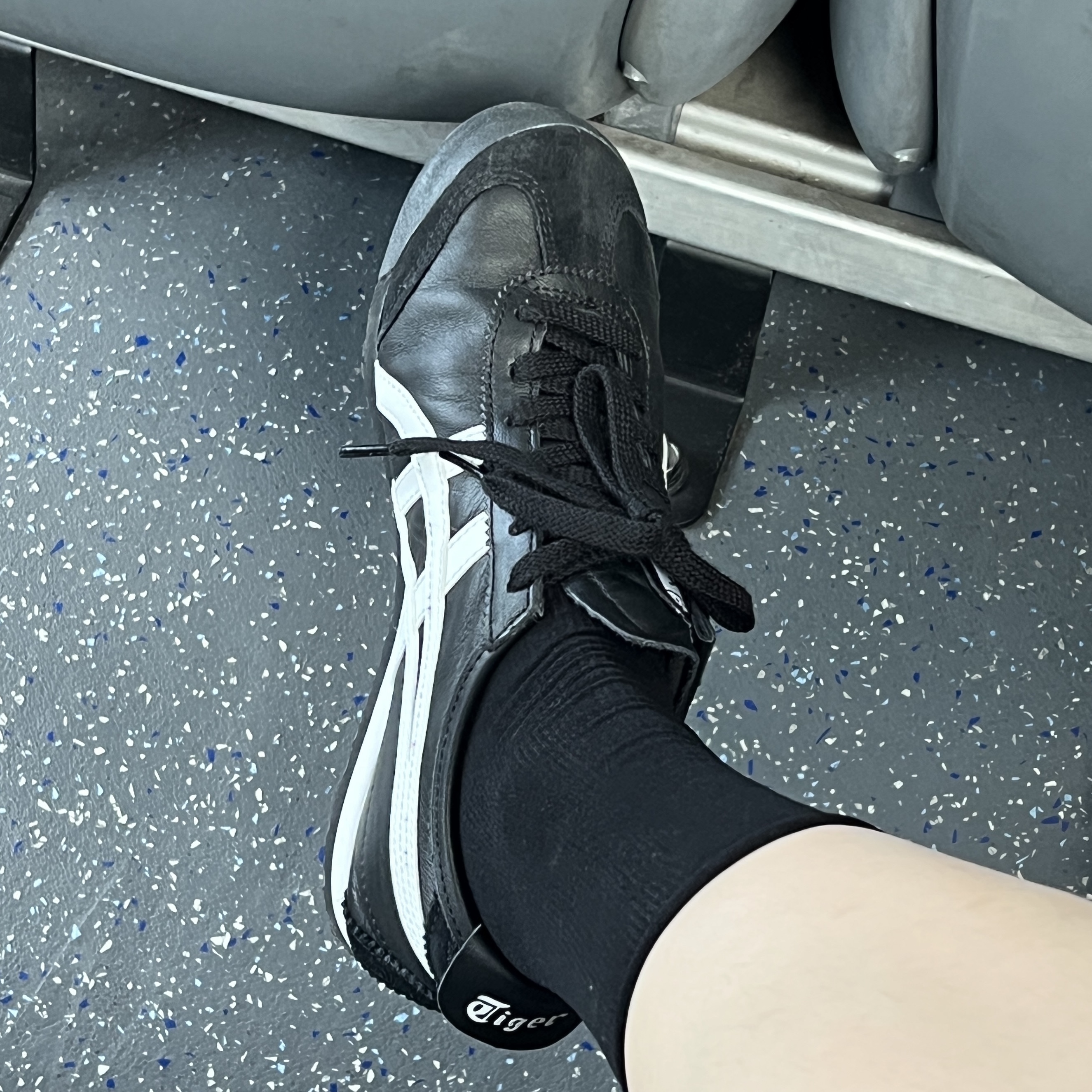 Onitsuka Tiger Mexico 66 Black White 착용 스타일 - 2