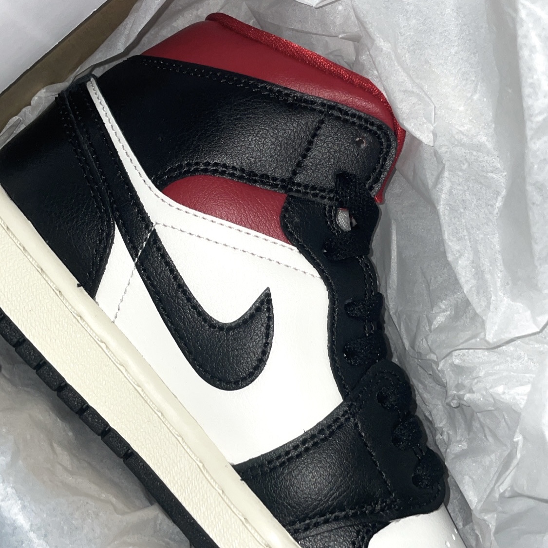 (W) Jordan 1 Mid Black Gym Red 착용 스타일 - 2