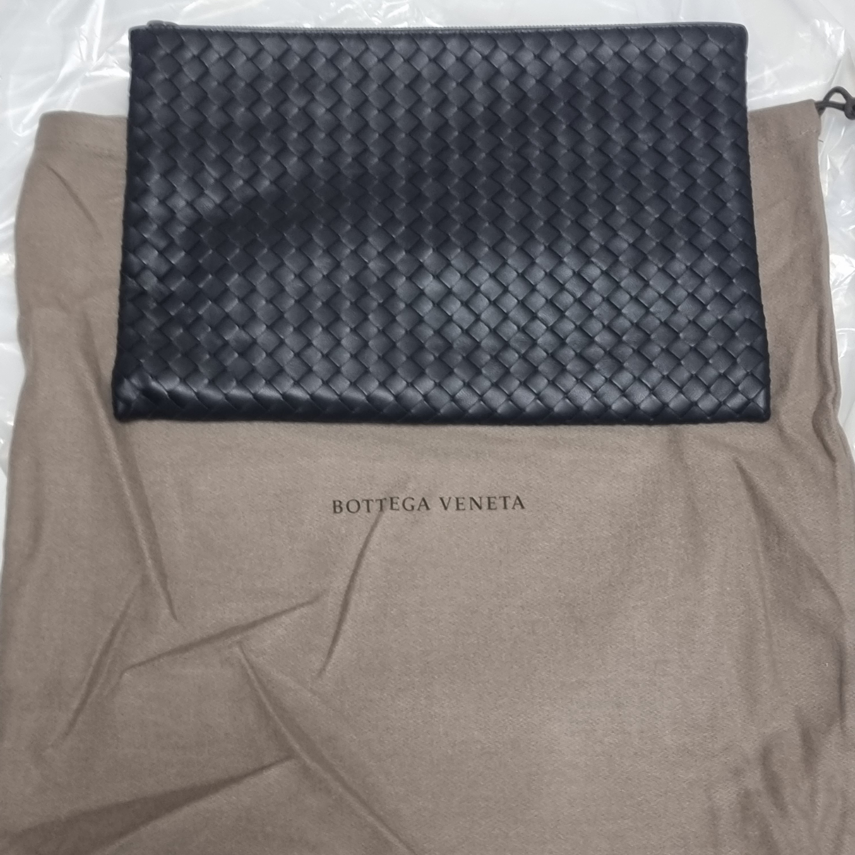 Bottega Veneta Document Case Black 착용 스타일