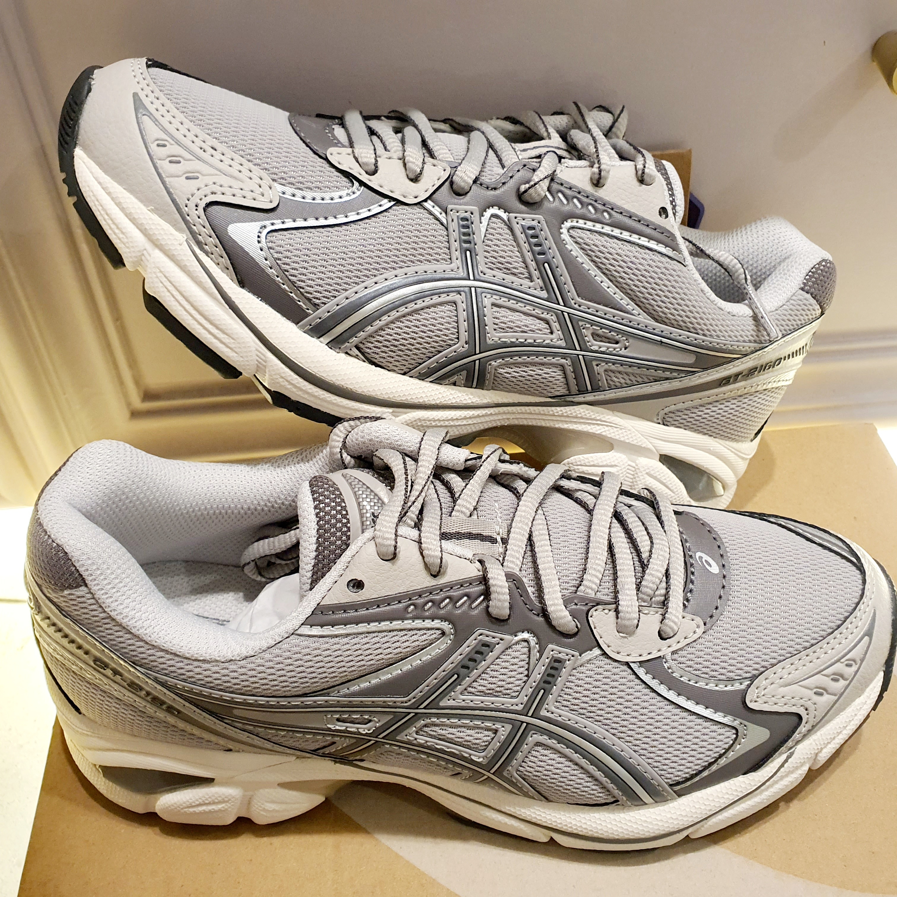 Asics GT-2160 Oyster Grey Carbon 착용 스타일 - 1