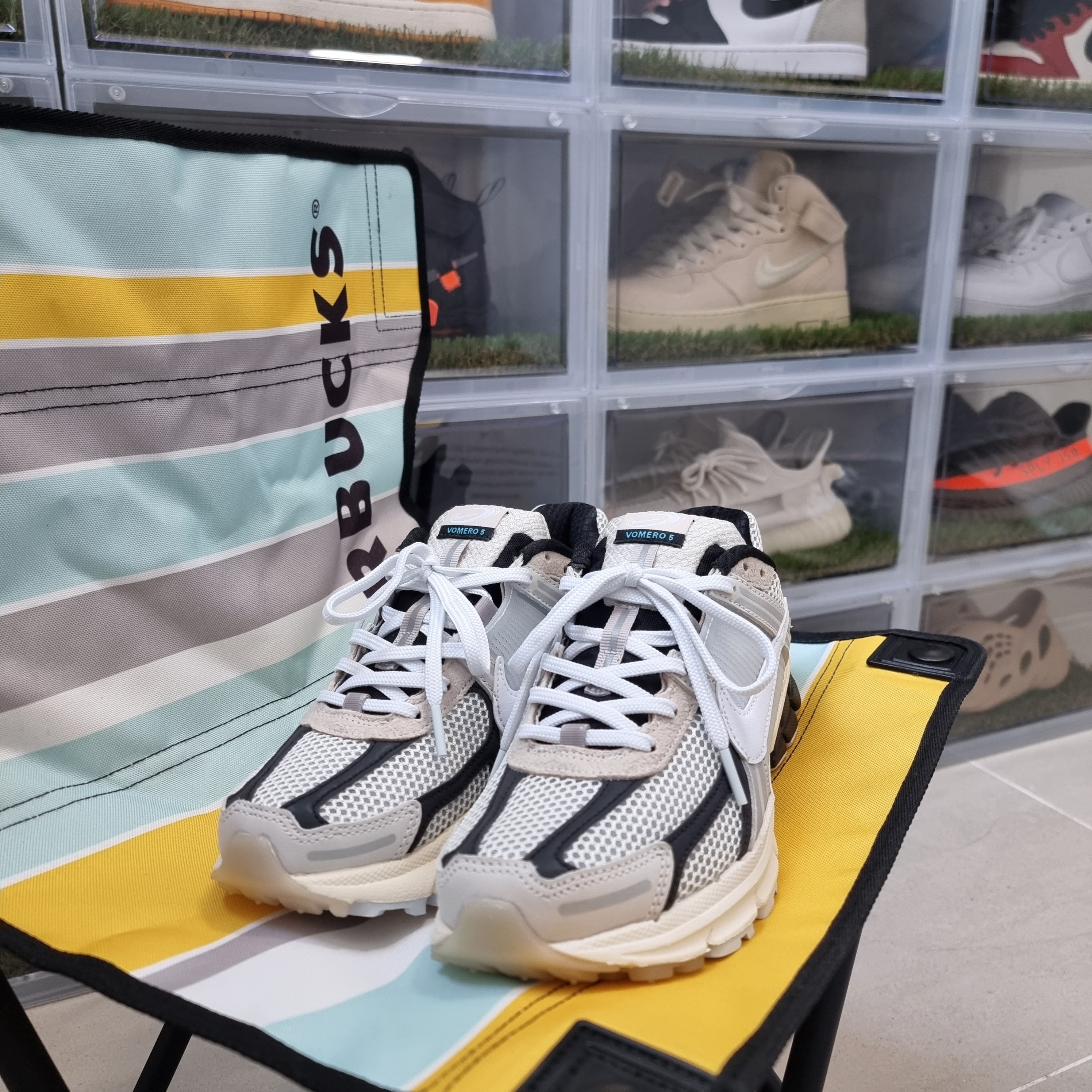 Nike Zoom Vomero 5 Light Bone and Black 착용 스타일