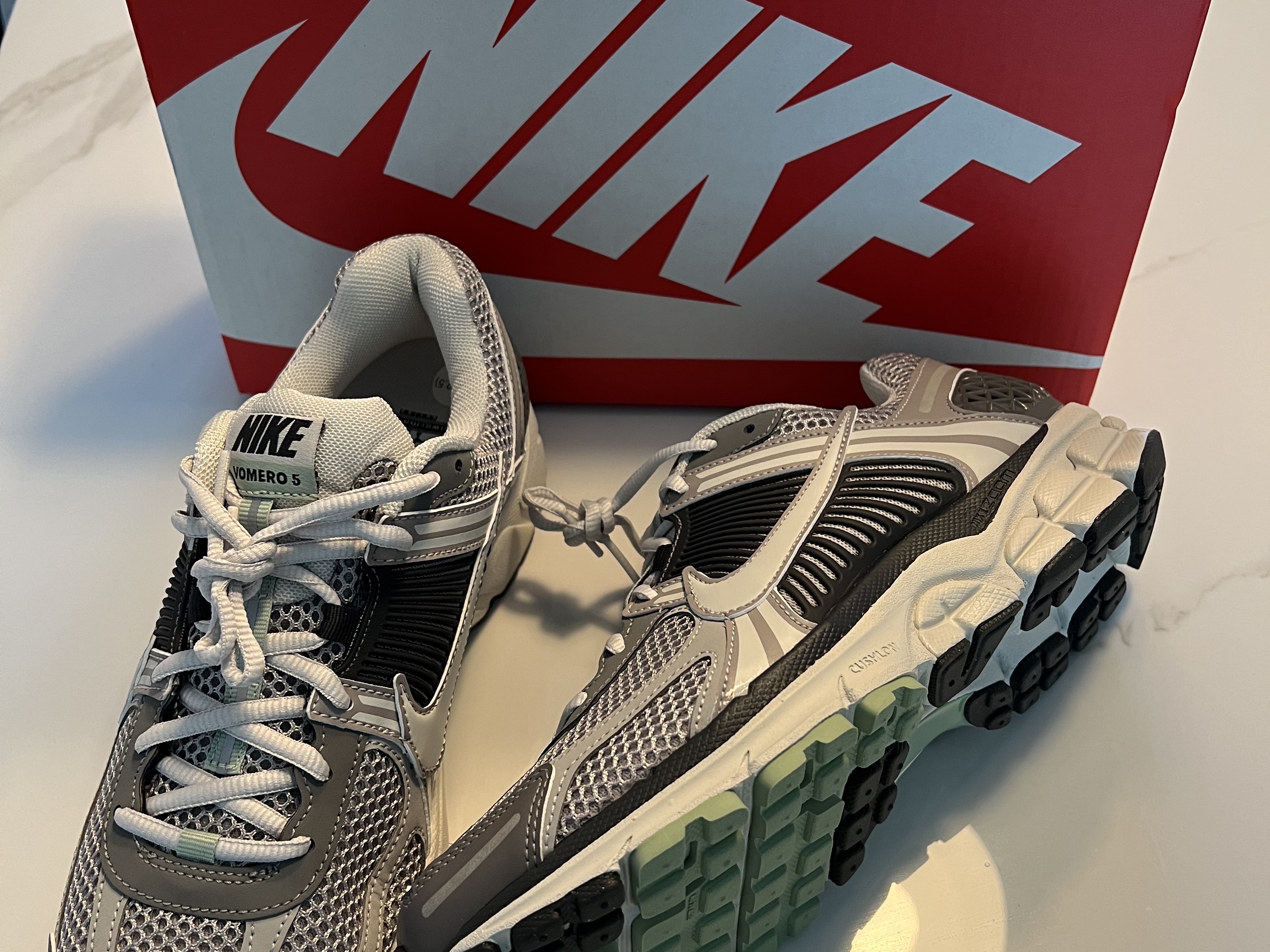 (W) Nike Zoom Vomero 5 Cobblestone and Flat Pewter 착용 스타일 - 2