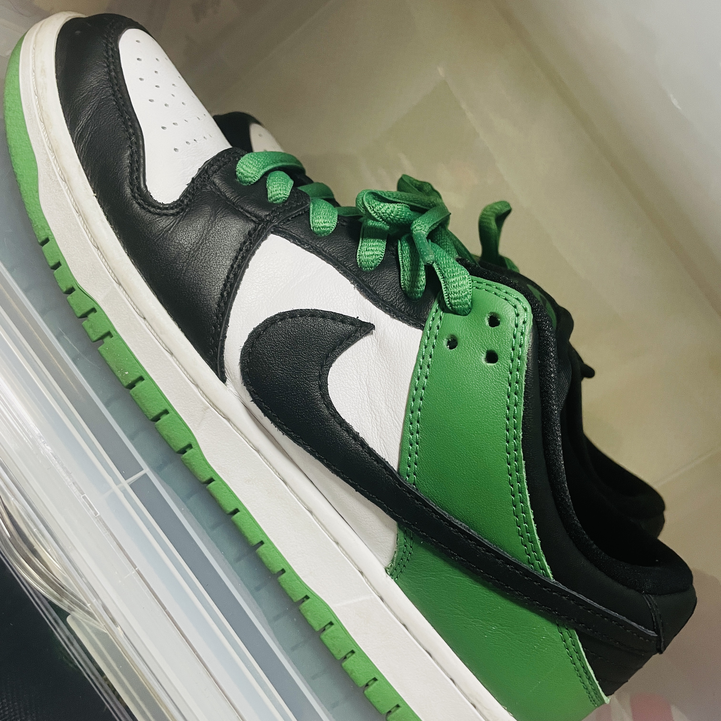 Nike SB Dunk Low Pro Black and Classic Green 착용 스타일