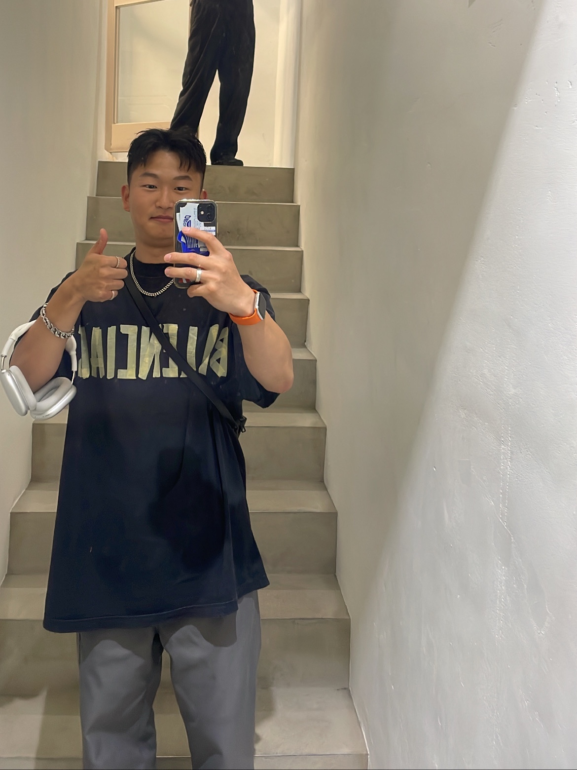 Balenciaga Tape Type Medium Fit T-Shirt Faded Black, Jordan 1 x Travis Scott x Fragment Retro High OG SP Military Blue 착용 스타일 - 2