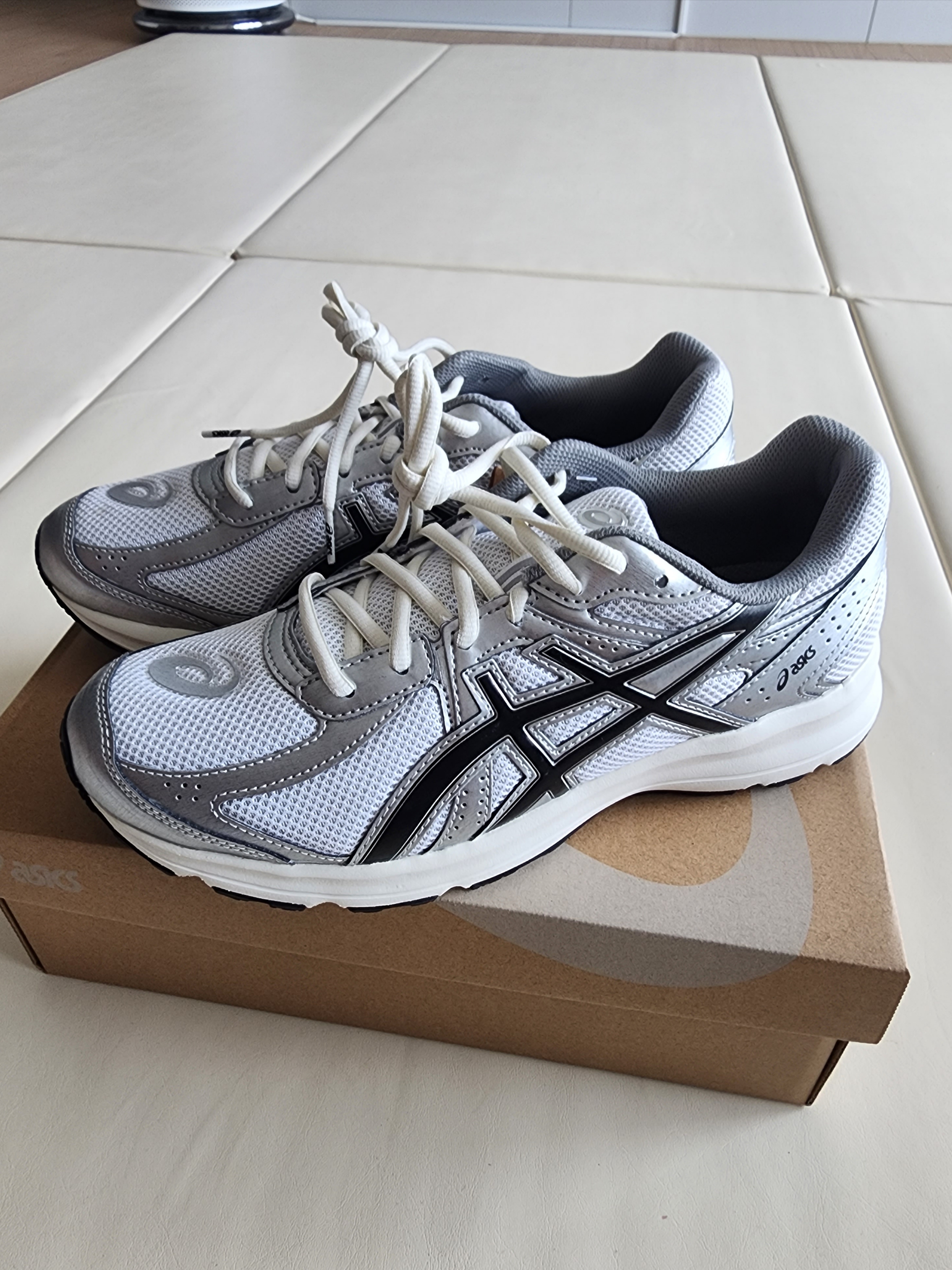 Asics Jog 100 S White Black - 2E Wide 착용 스타일 - 4