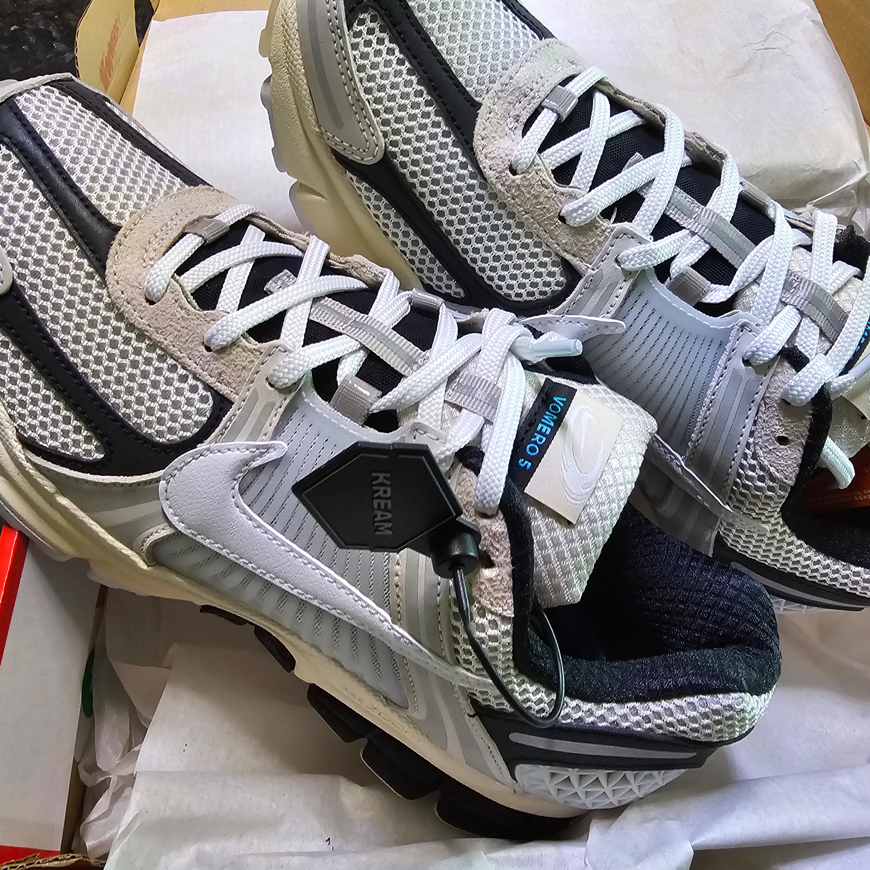 Nike Zoom Vomero 5 Light Bone and Black 착용 스타일 - 4