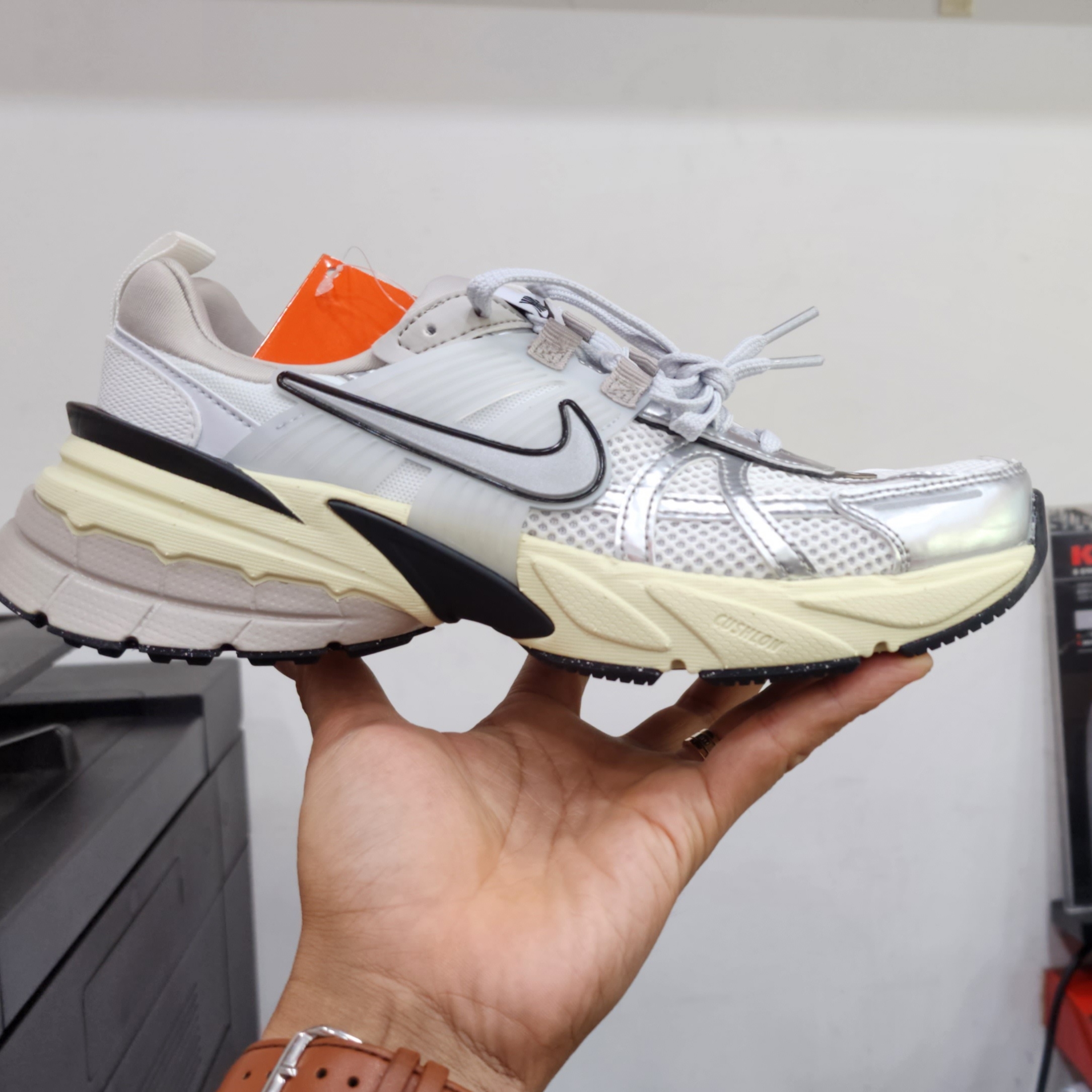 Nike V2K Run Summit White Metallic Silver 착용 스타일 - 1
