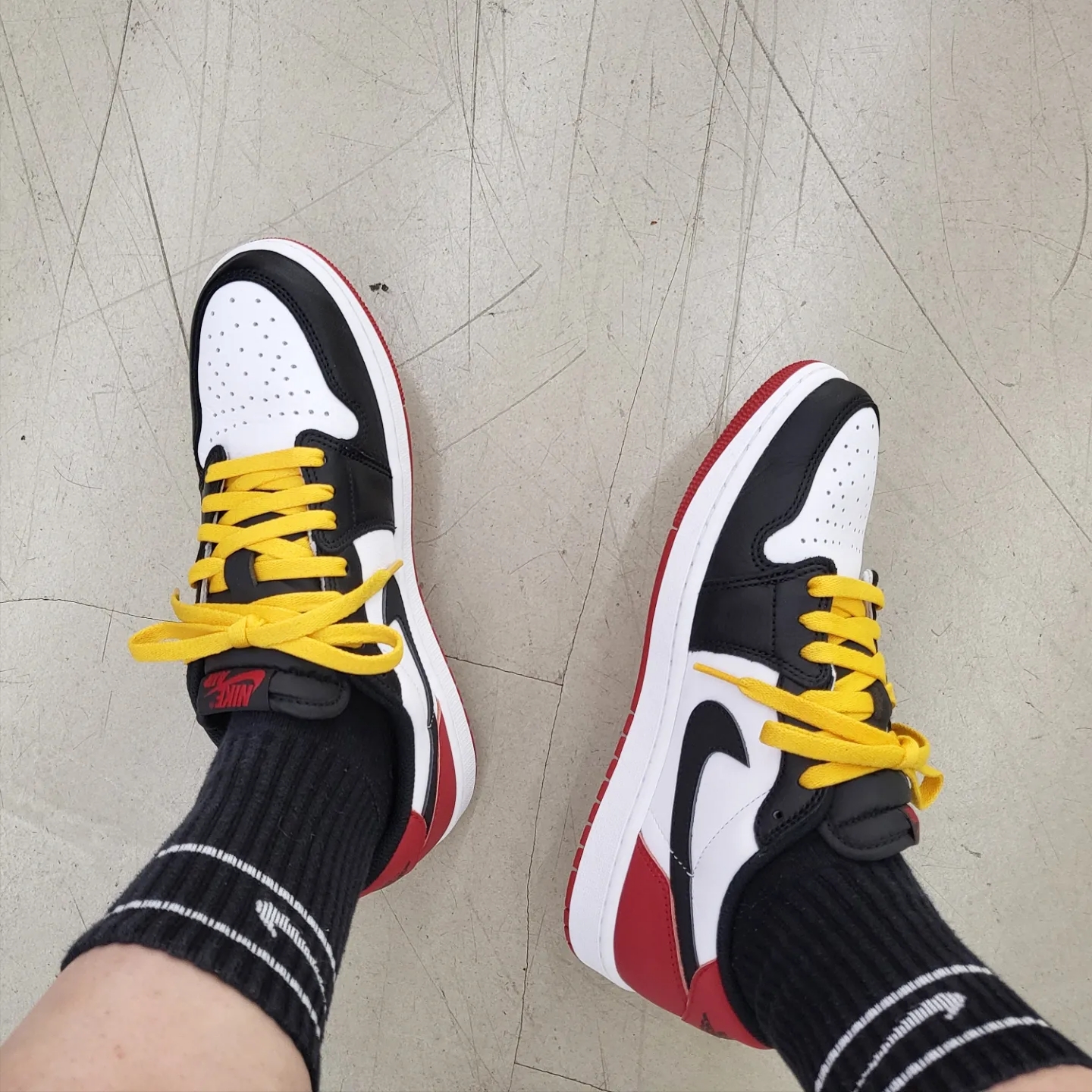 Jordan 1 Retro Low OG Black Toe 착용 스타일 - 1