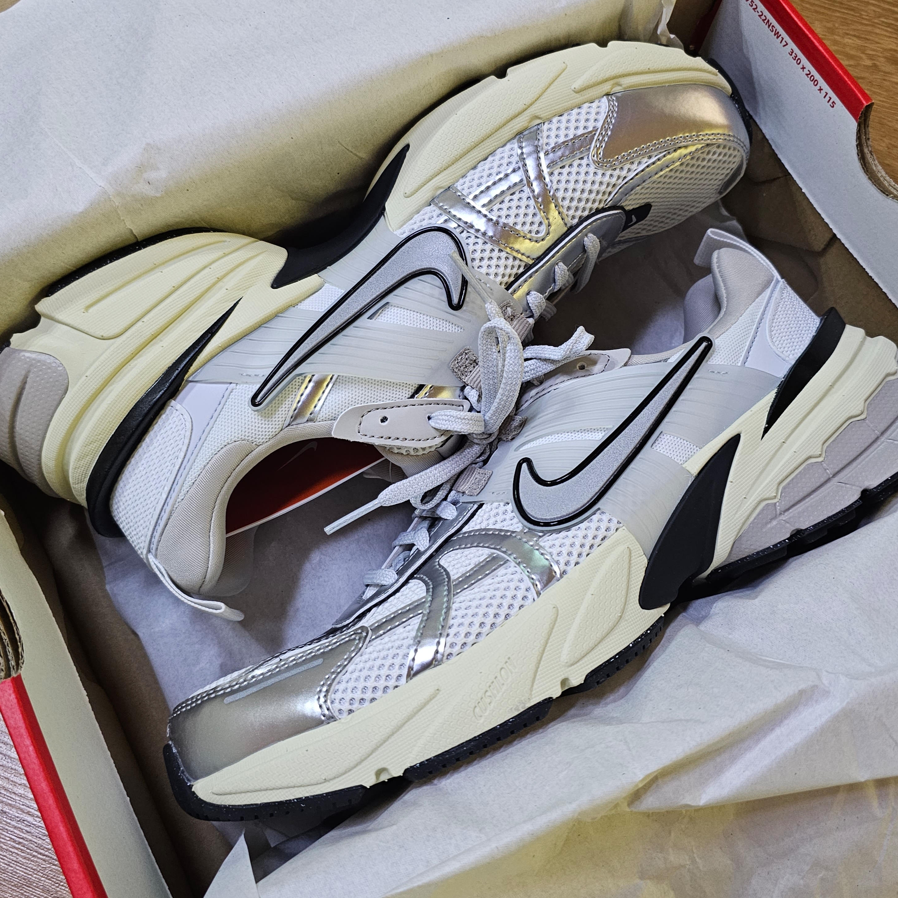 Nike V2K Run Summit White Metallic Silver 착용 스타일