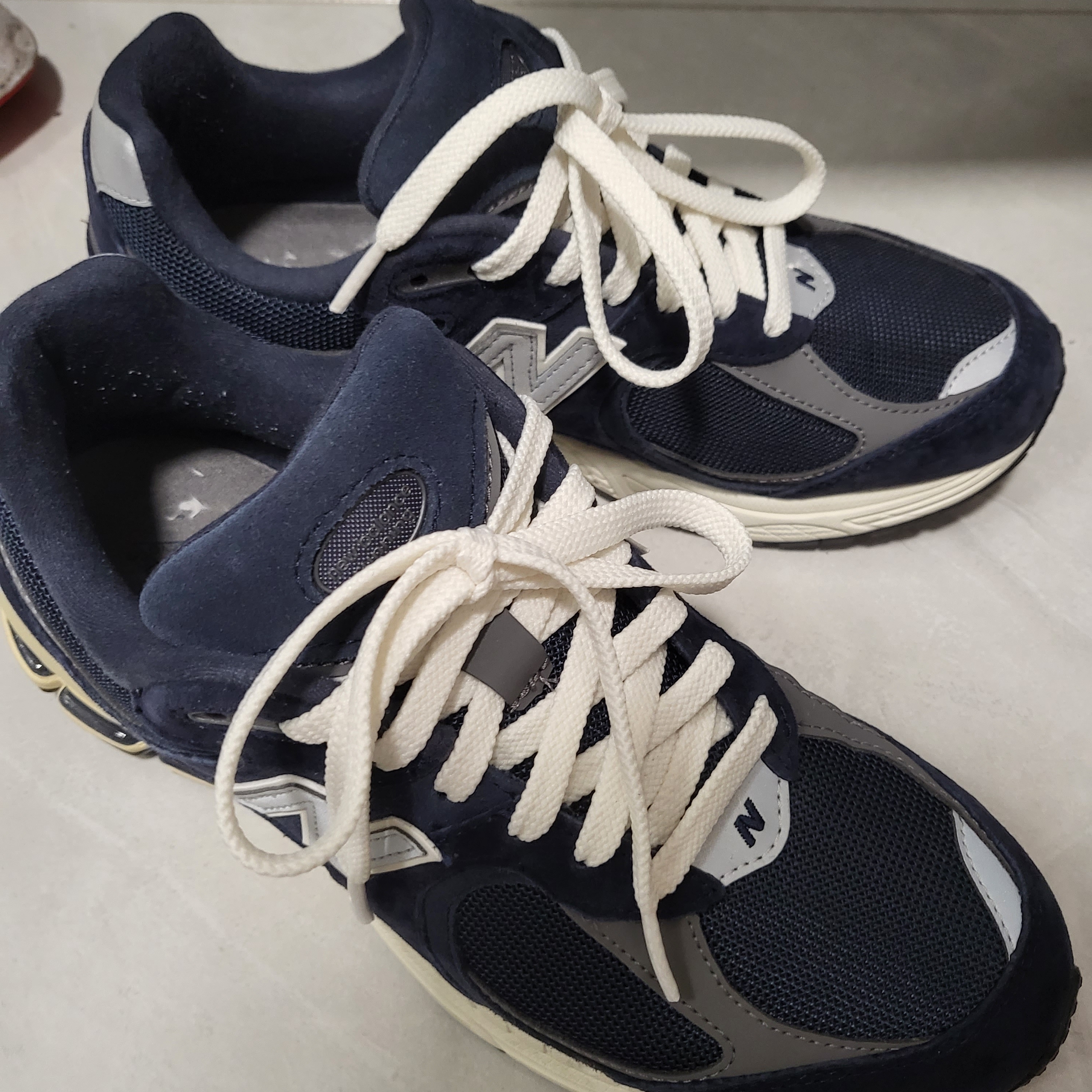 New Balance 2002R Eclipse Castlerock 착용 스타일