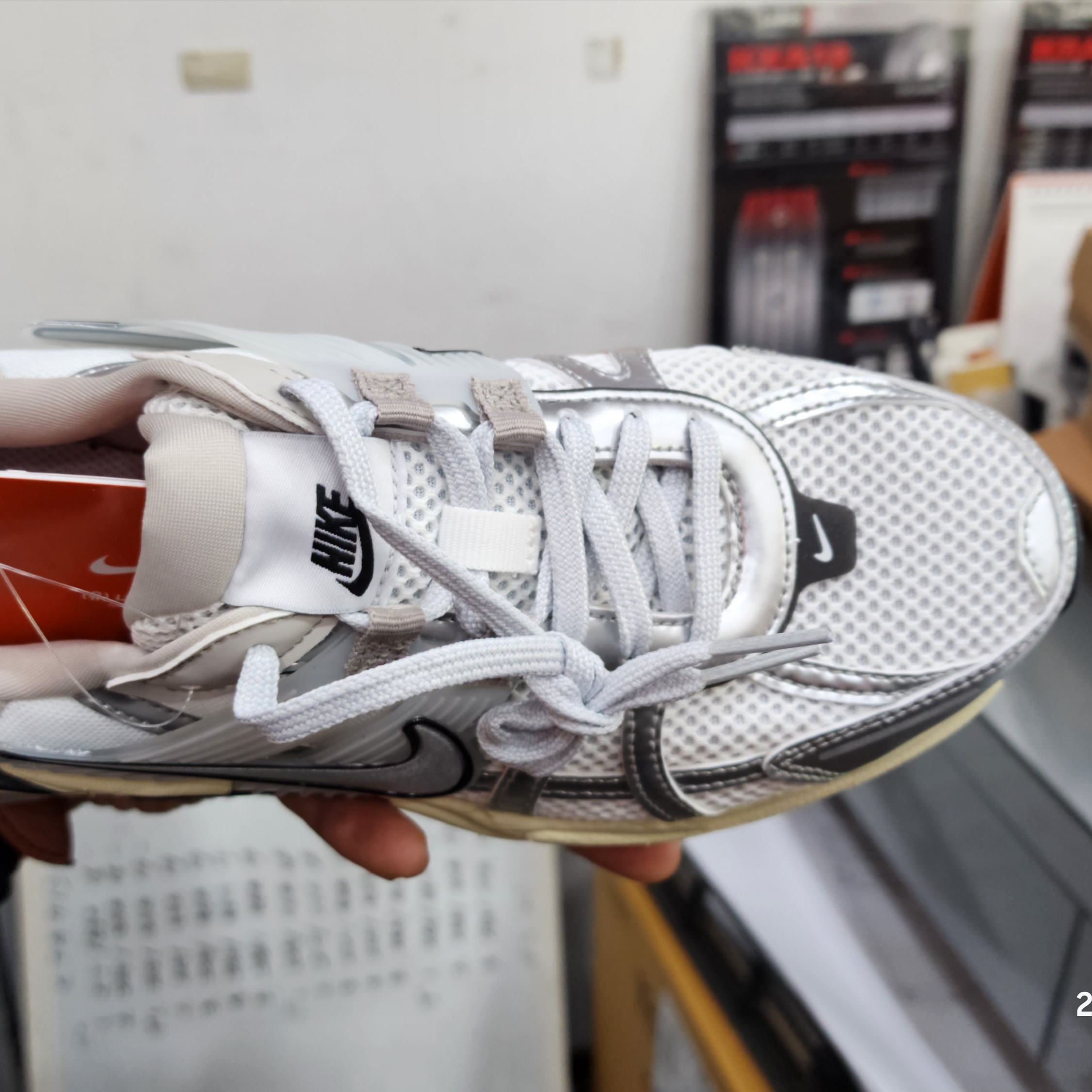Nike V2K Run Summit White Metallic Silver 착용 스타일 - 2