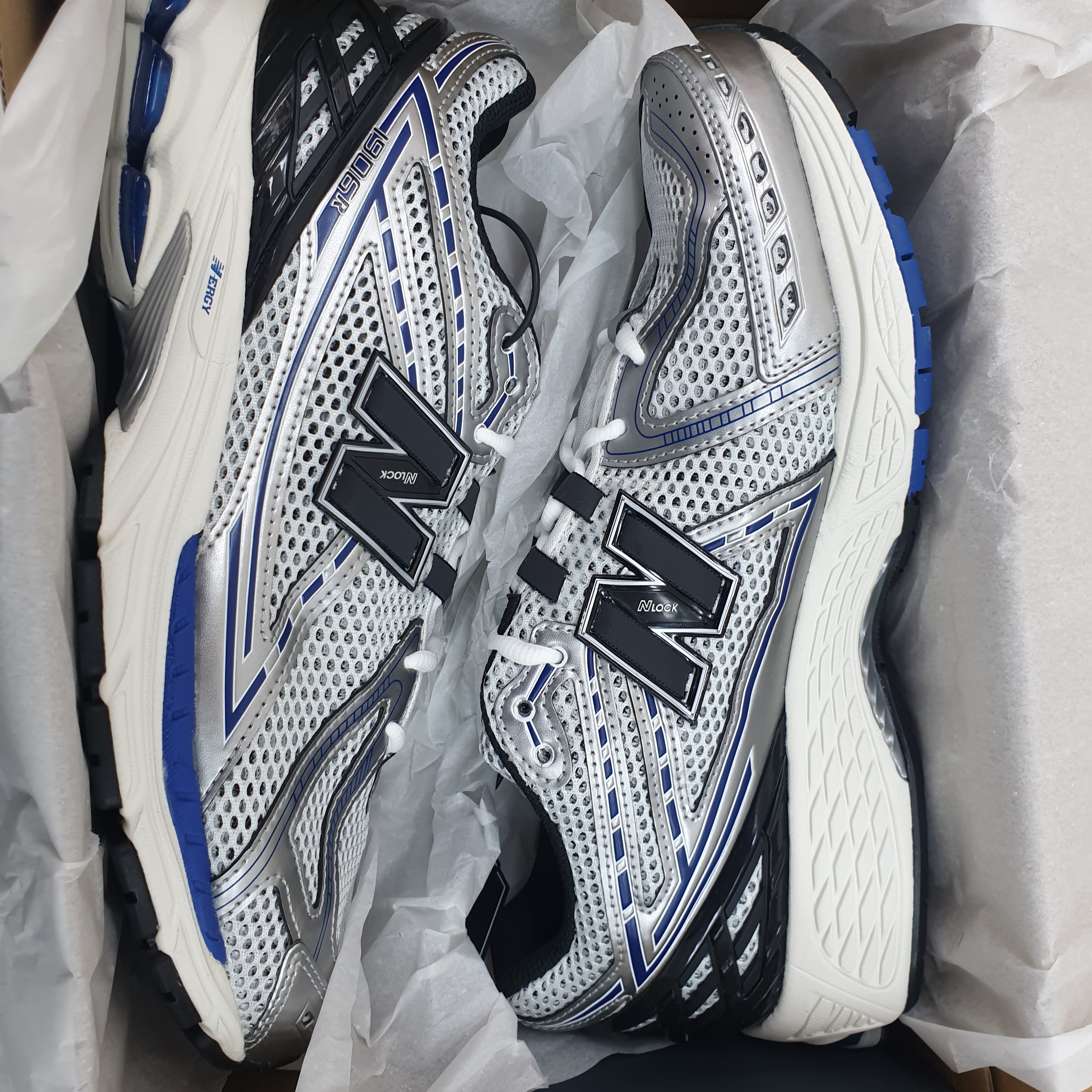 New Balance 1906R Silver Metallic 착용 스타일