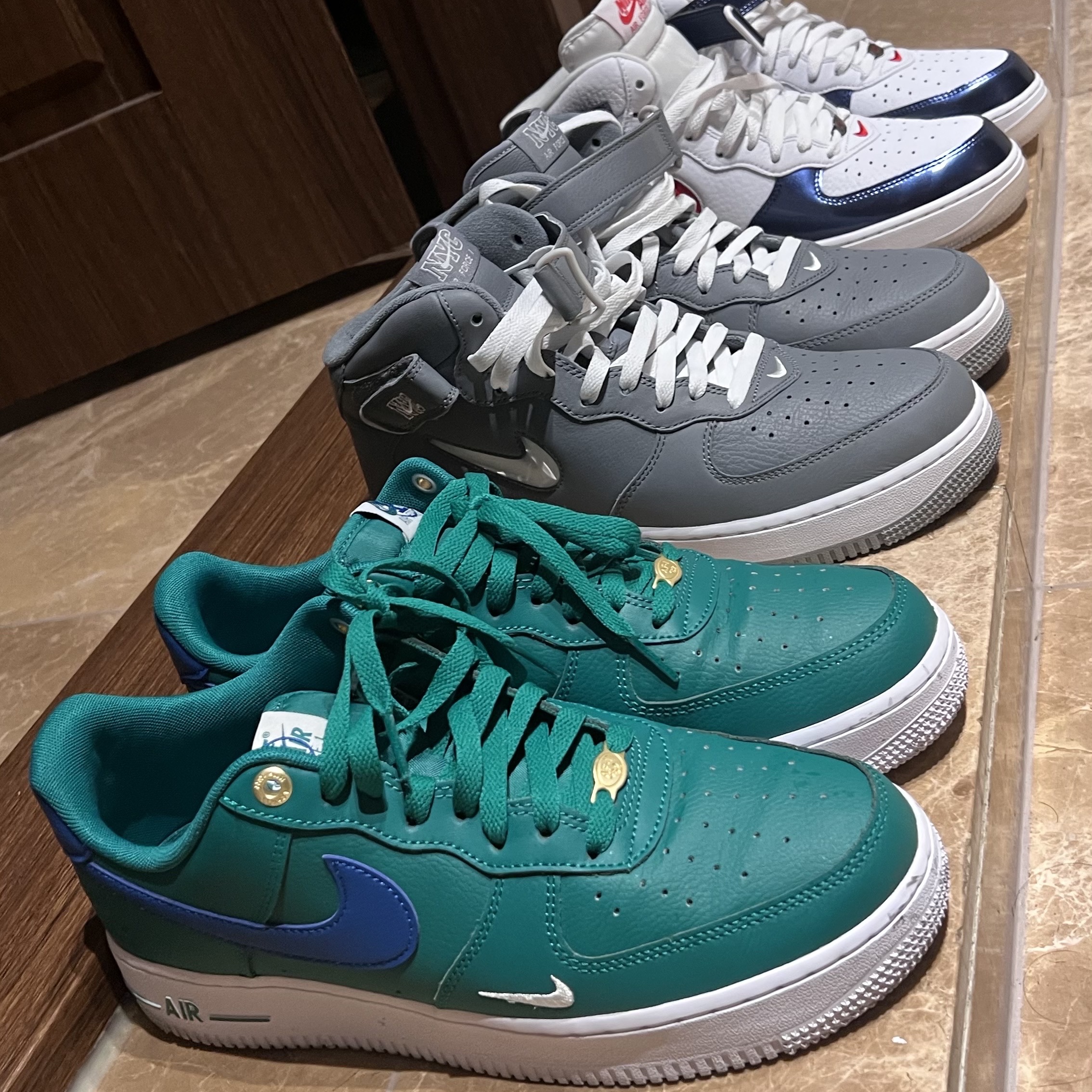 Nike Air Force 1 Mid QS University Red and Midnight Navy, Nike Air Force 1 Mid QS NYC Cool Grey 착용 스타일 - 3