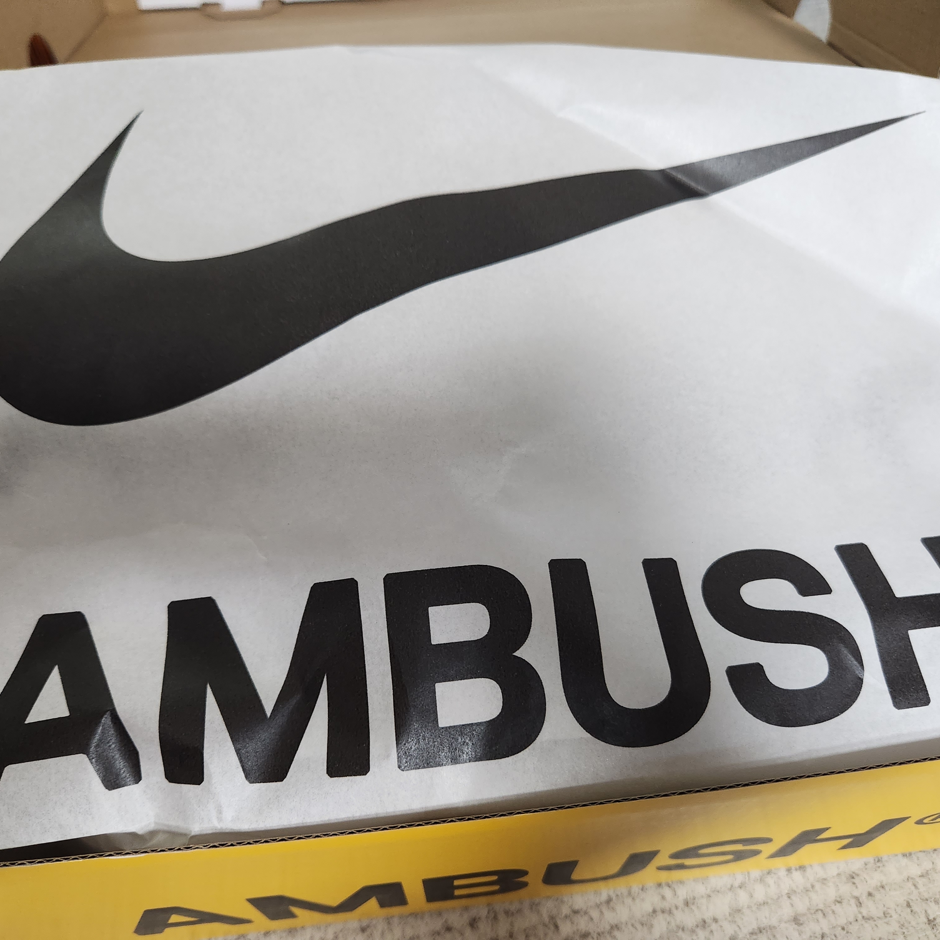Nike x Ambush Air More Uptempo Low Vivid Sulfur and Limestone 착용 스타일 - 2