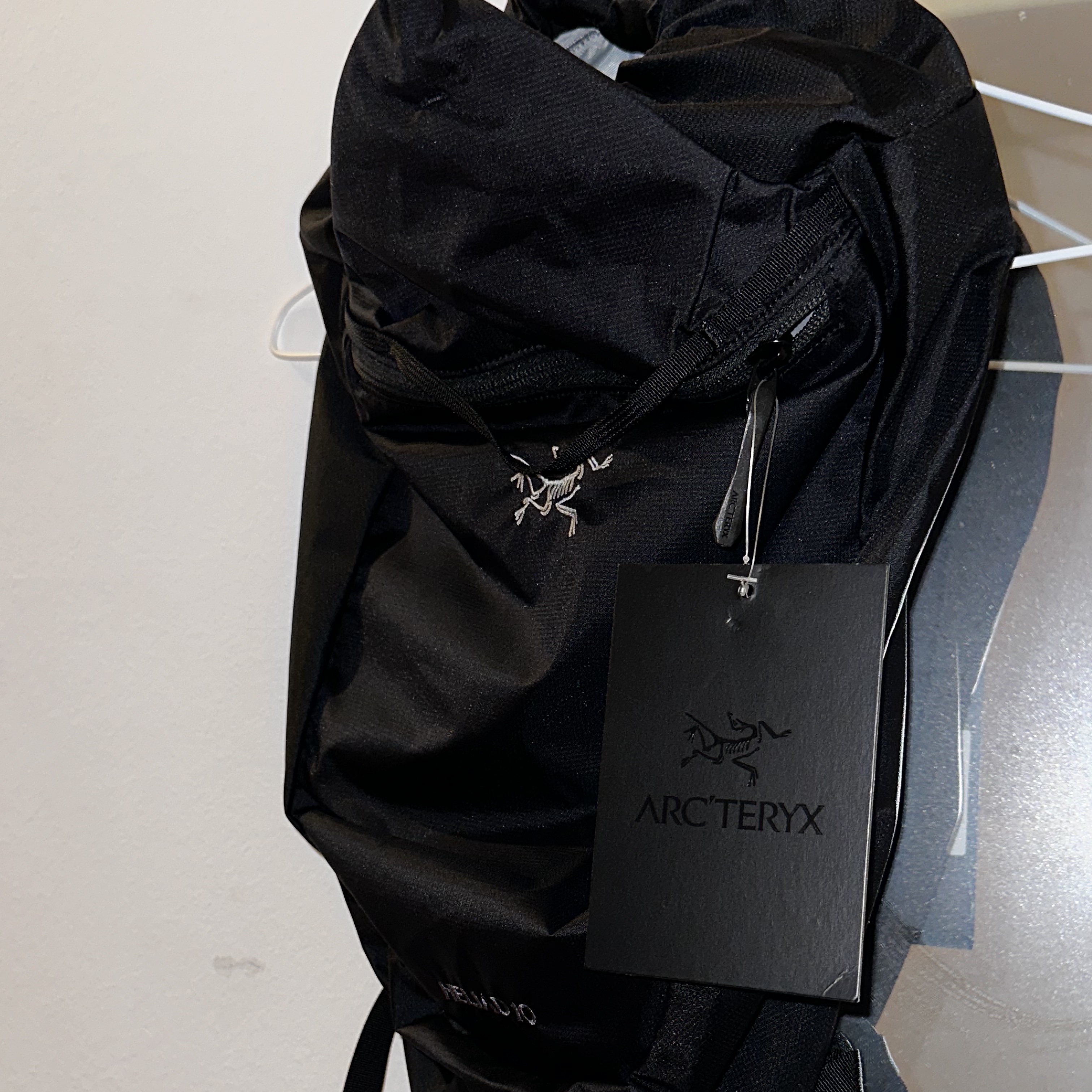 Arc'teryx Heliad 10 Backpack Black 착용 스타일