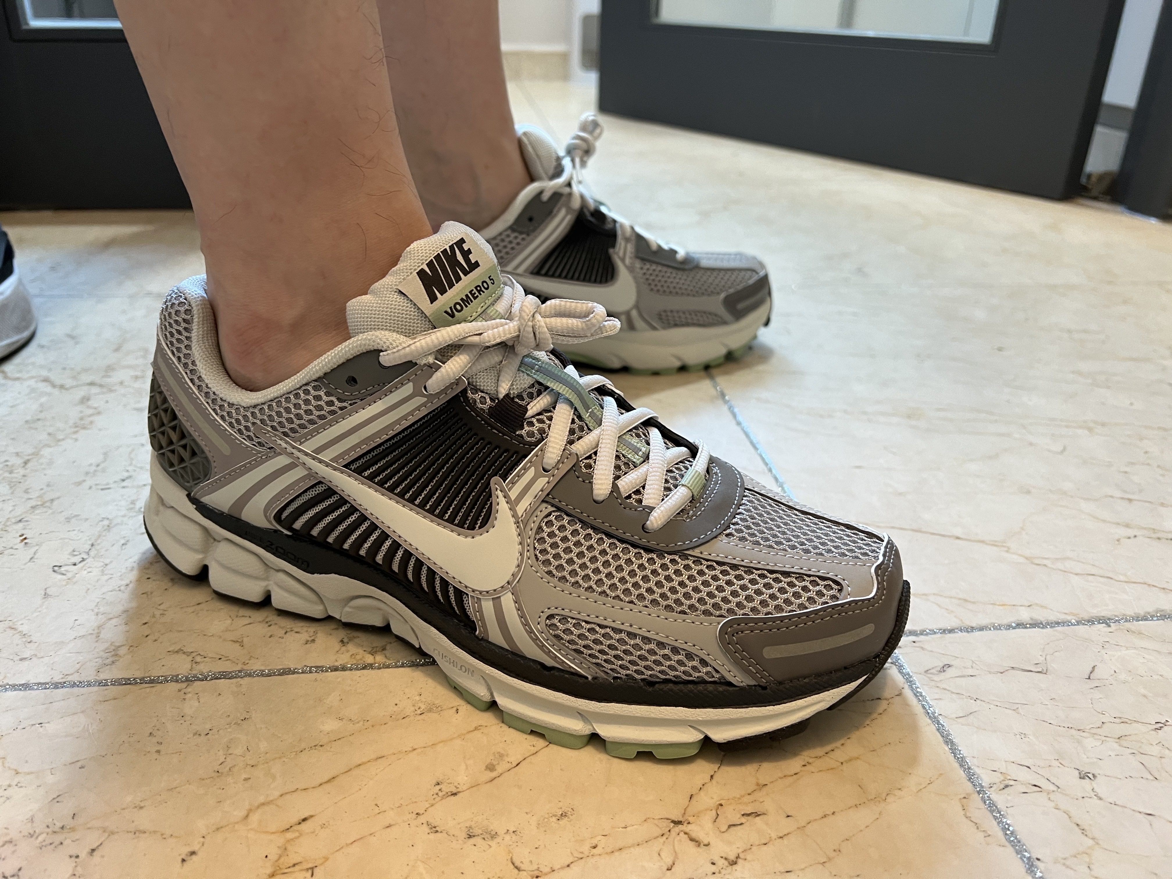 (W) Nike Zoom Vomero 5 Cobblestone and Flat Pewter 착용 스타일 - 3
