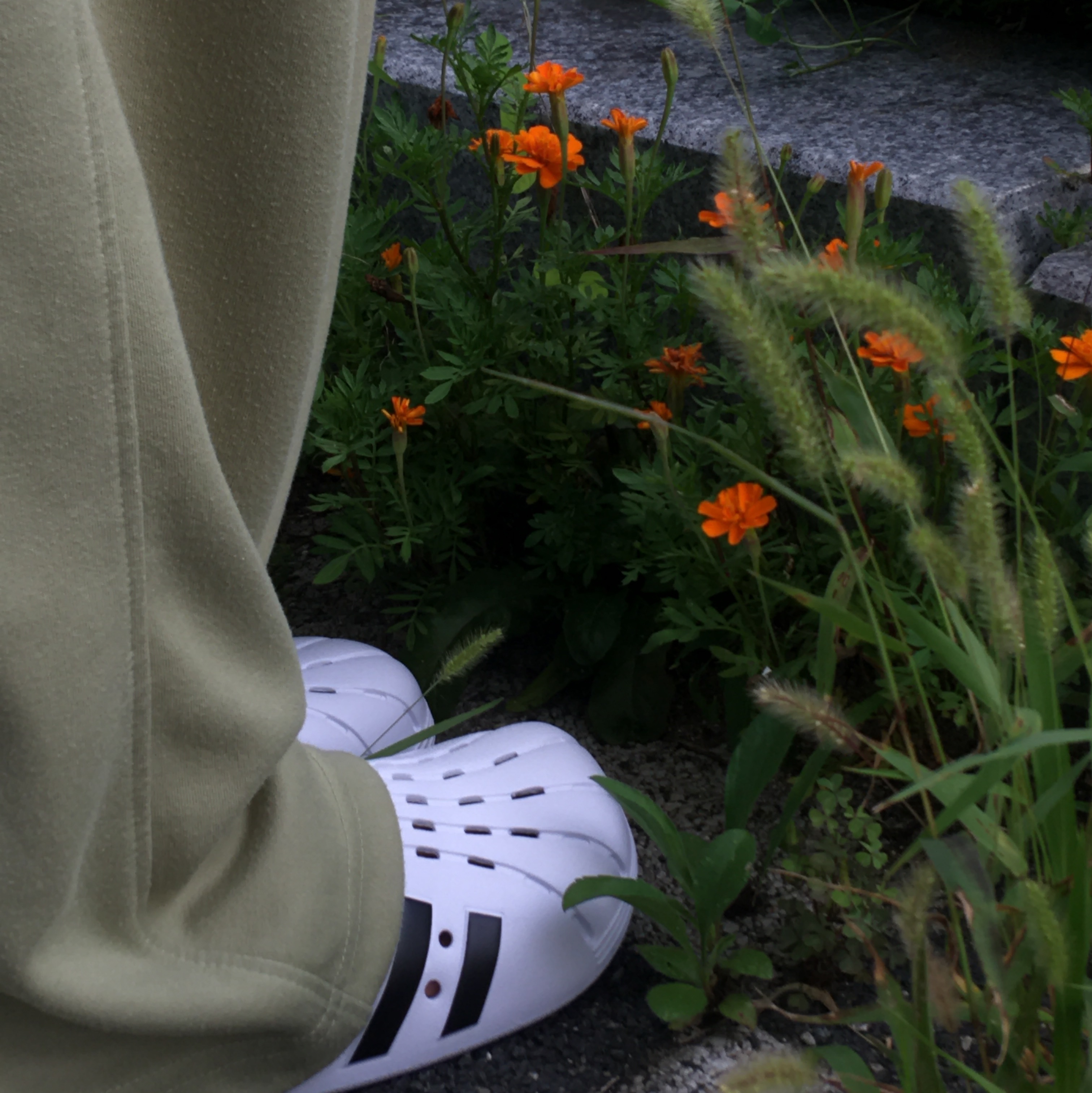 Adidas Adilette Clog White Black 착용 스타일