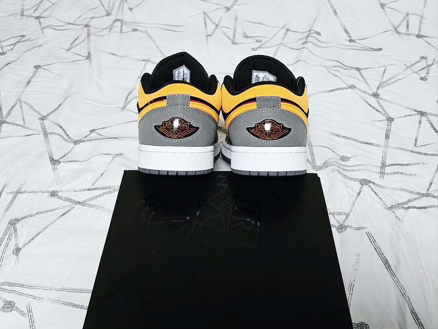 Jordan 1 Low SE Black Vivid Orange 착용 스타일 - 5