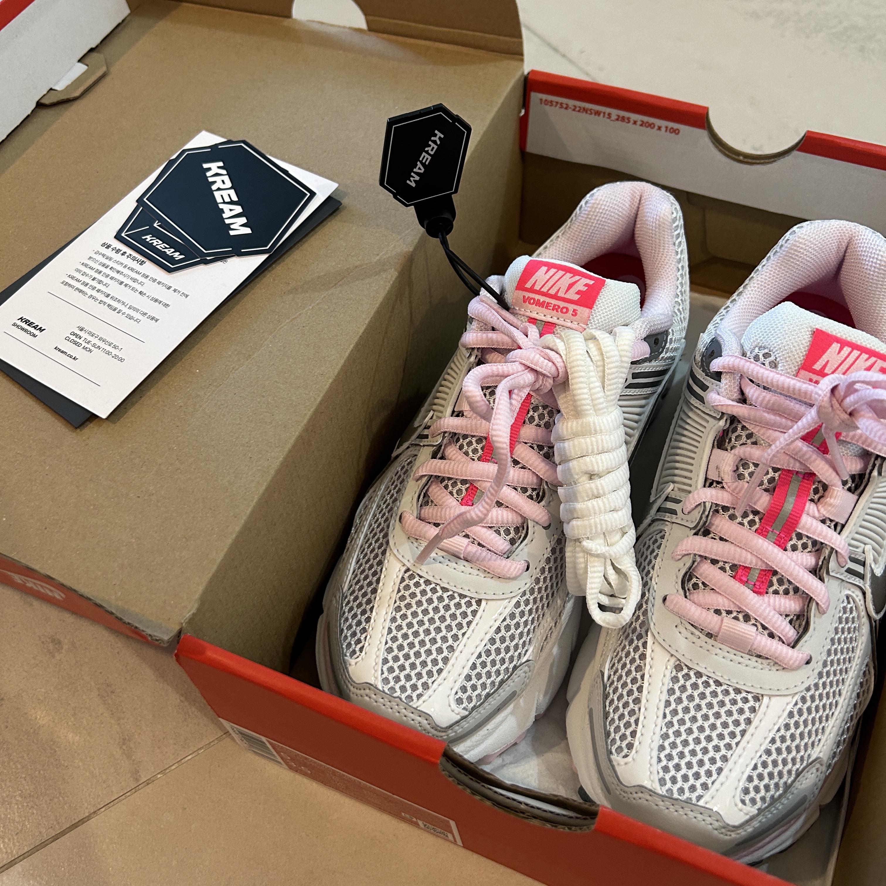 (W) Nike Zoom Vomero 5 Photon Dust Metallic Silver 착용 스타일