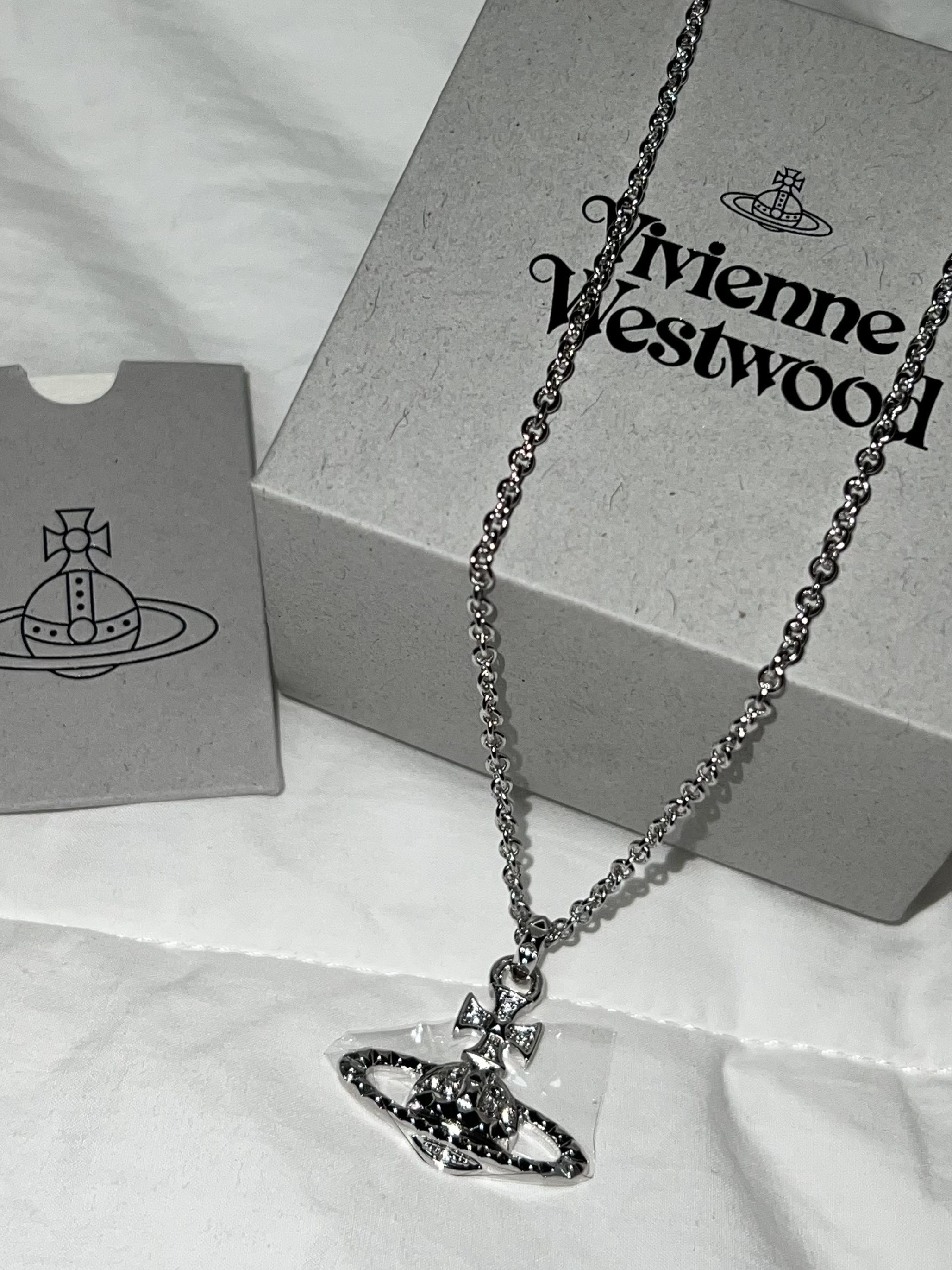 Vivienne Westwood Mayfair Bas Relief Pendant Silver 착용 스타일 - 2