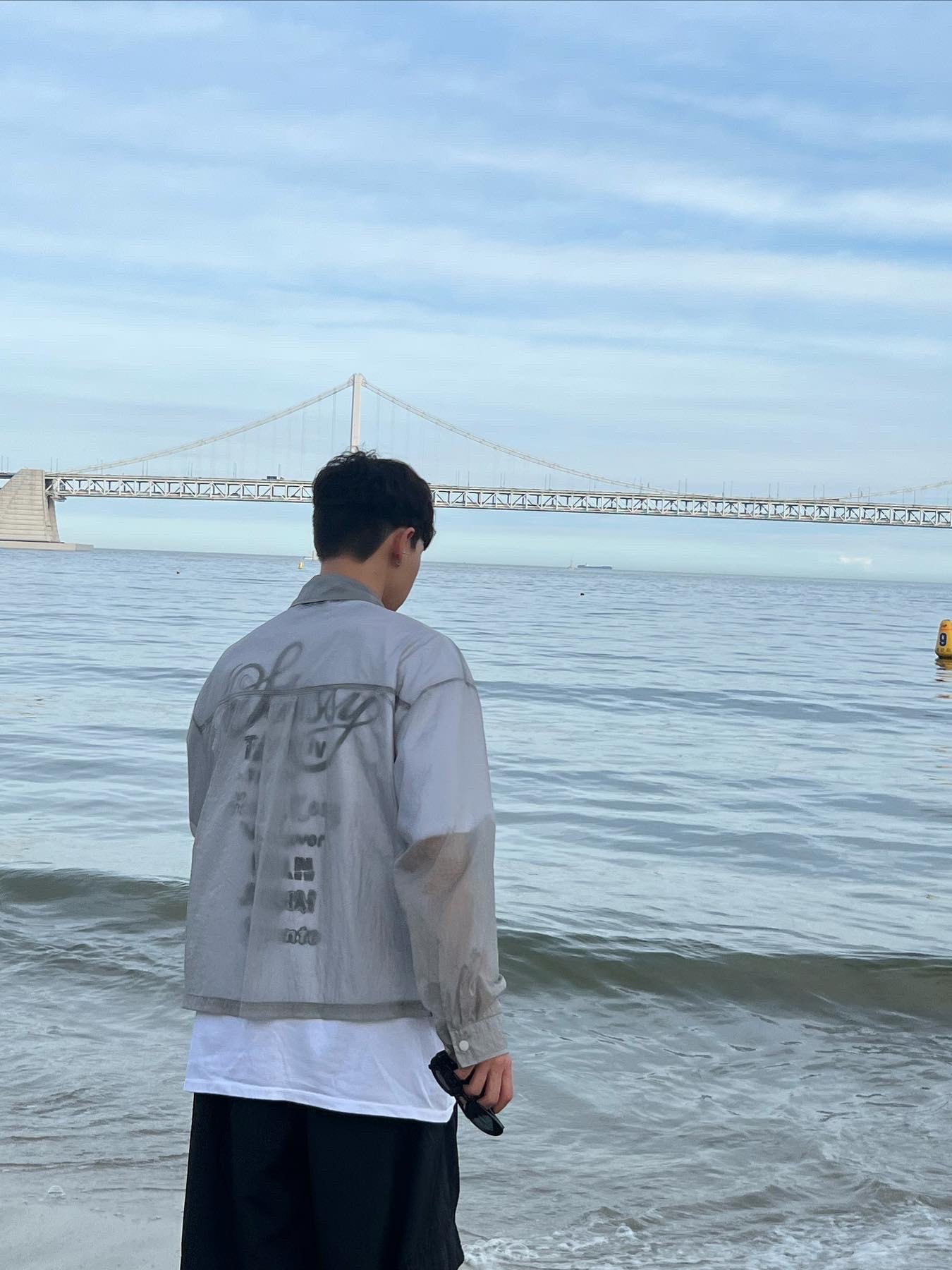 Stussy Tour T-Shirt White, Adidas Adilette Clog Black White 착용 스타일 - 2