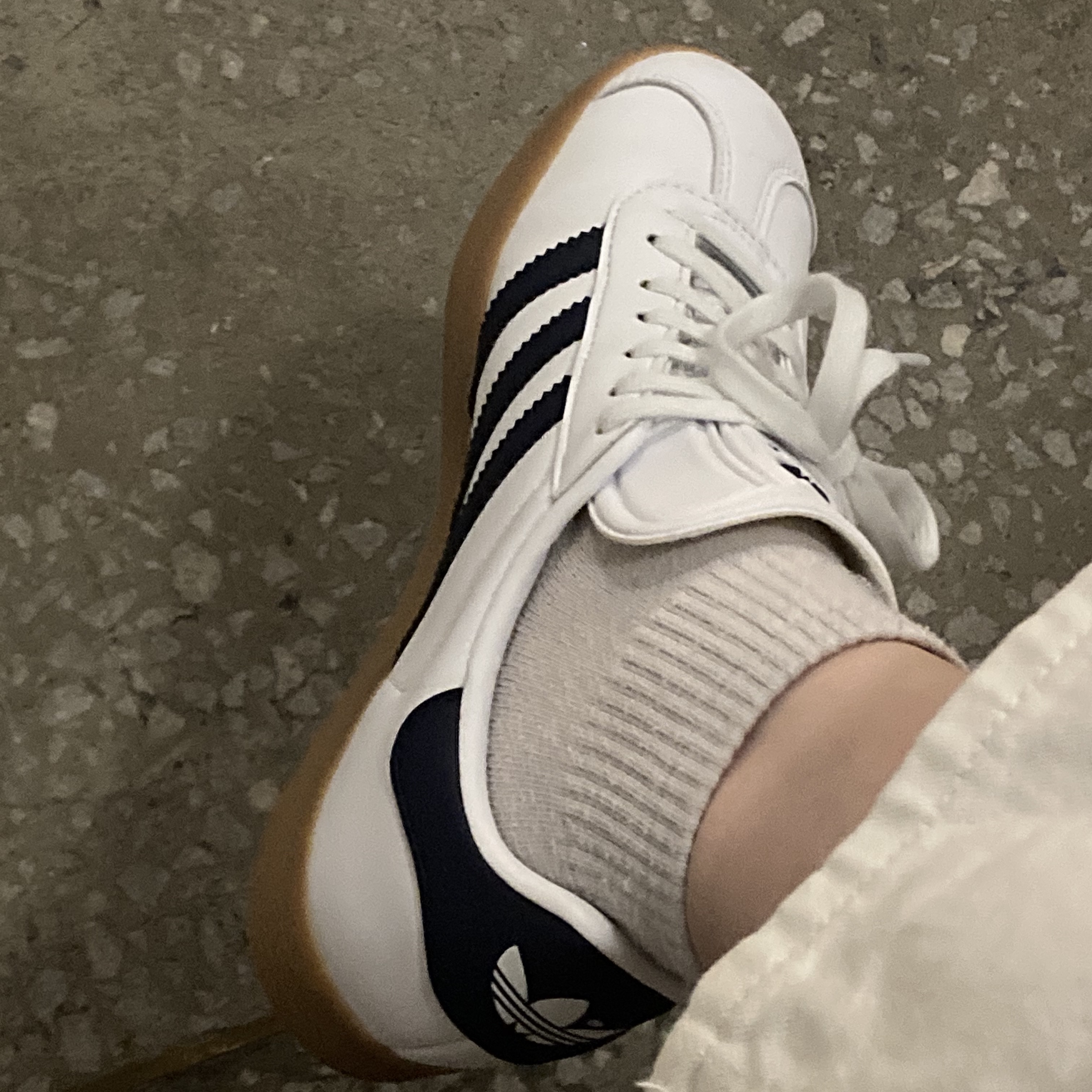 Adidas Gazelle White Collegiate Navy 착용 스타일