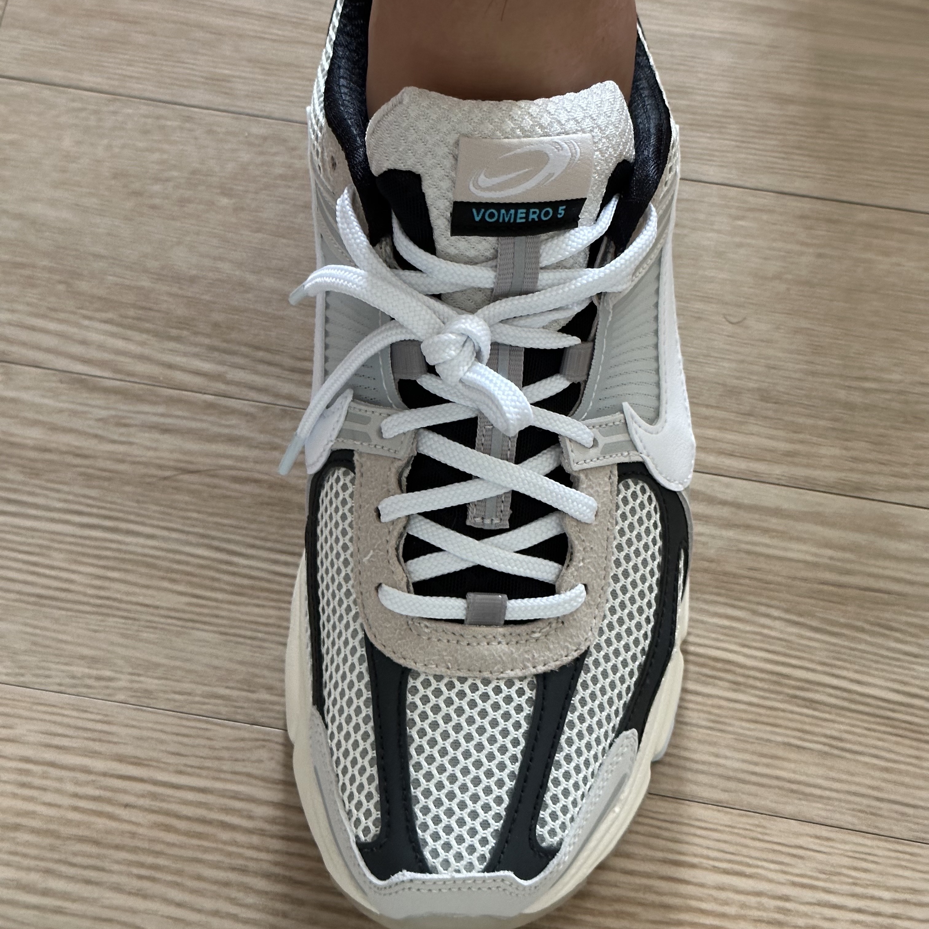 Nike Zoom Vomero 5 Light Bone and Black 착용 스타일 - 1