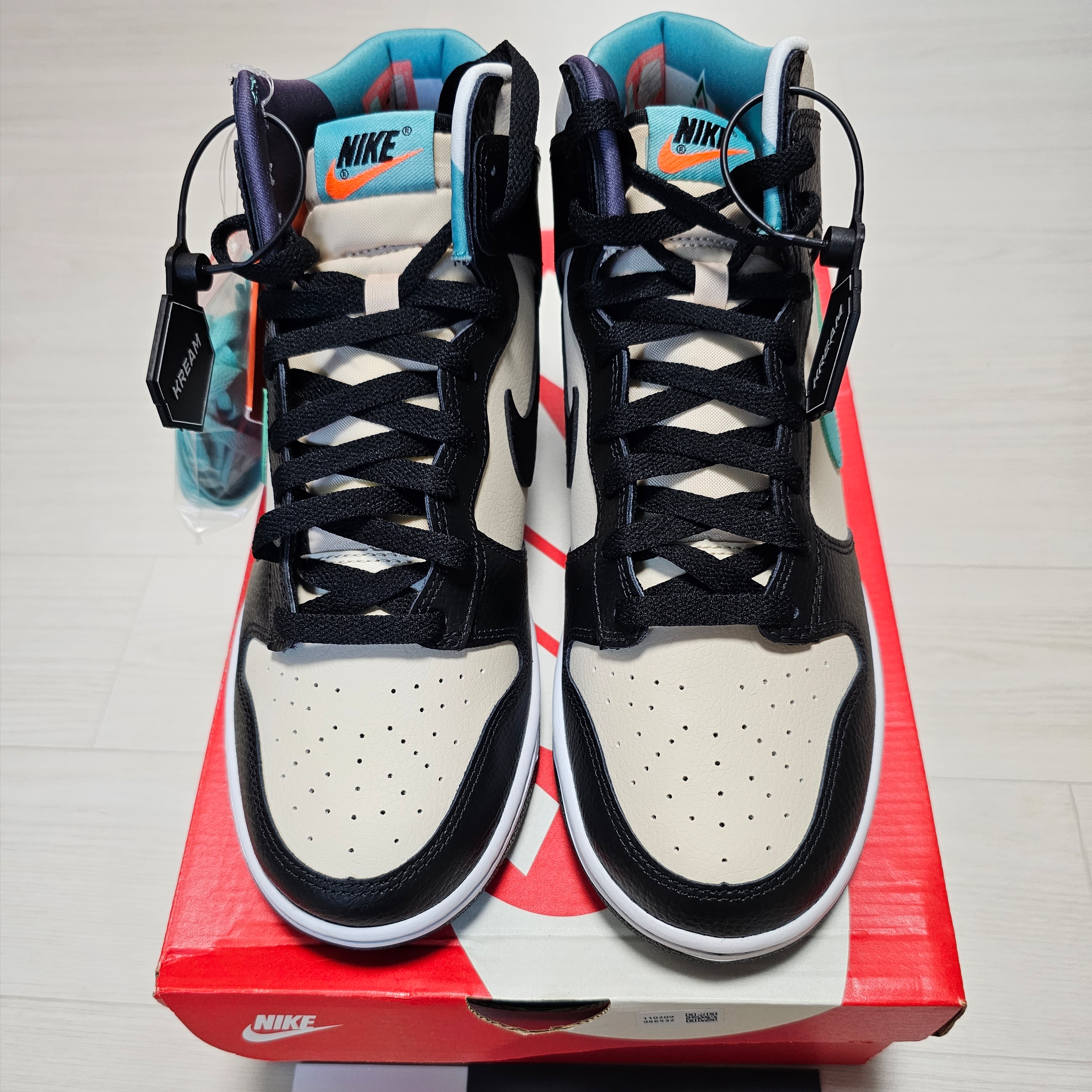 Nike Dunk High Retro EMB Pearl White Washed Teal and Black 착용 스타일 - 1