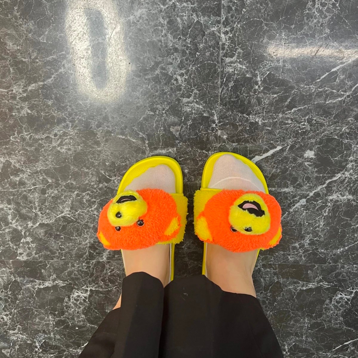 Adidas x Jeremy Scott Adilette Teddy Slide Solar Orange 착용 스타일
