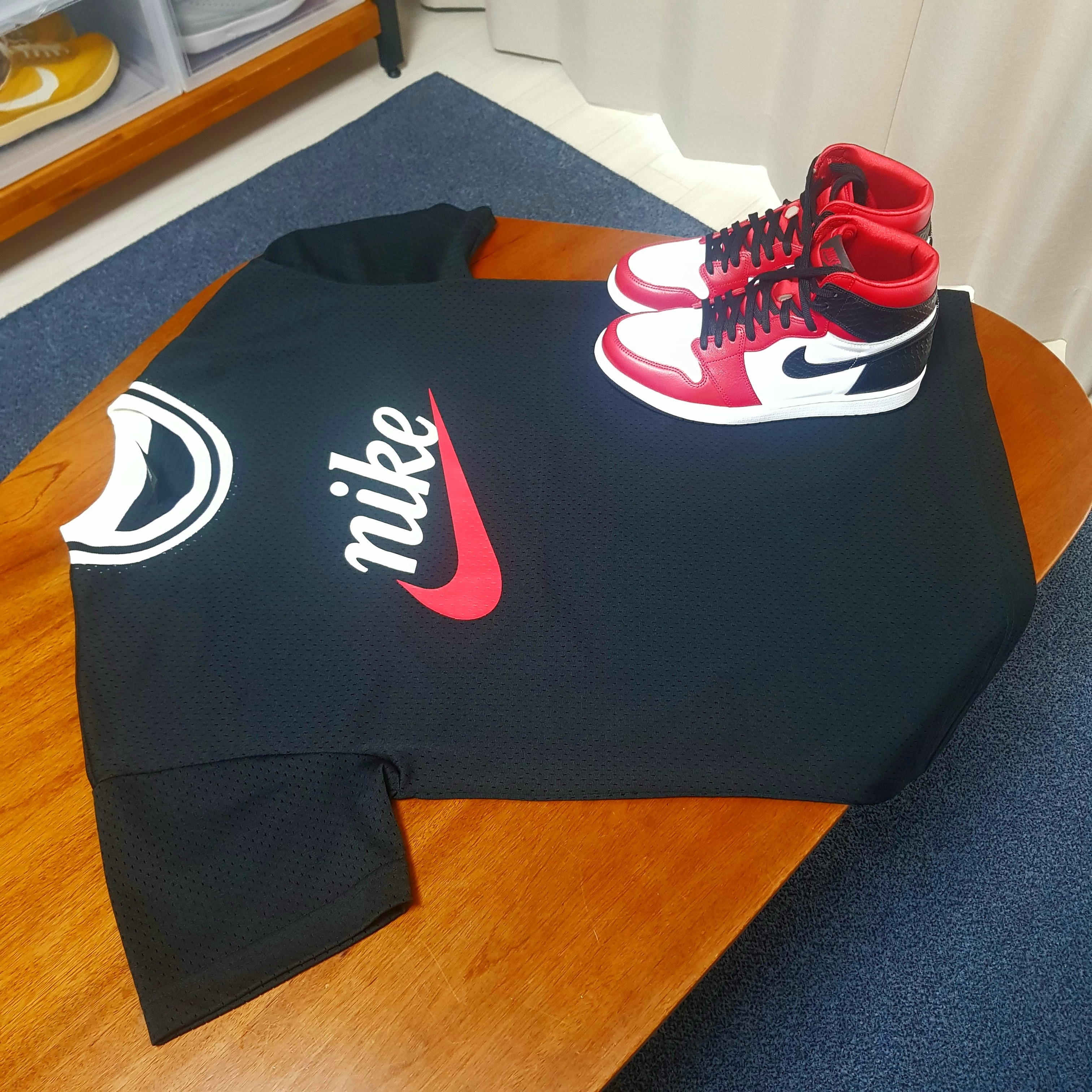 (W) Jordan 1 Retro High Satin Red, Supreme Mesh Mini Duffle Bag White - 23SS 착용 스타일 - 1