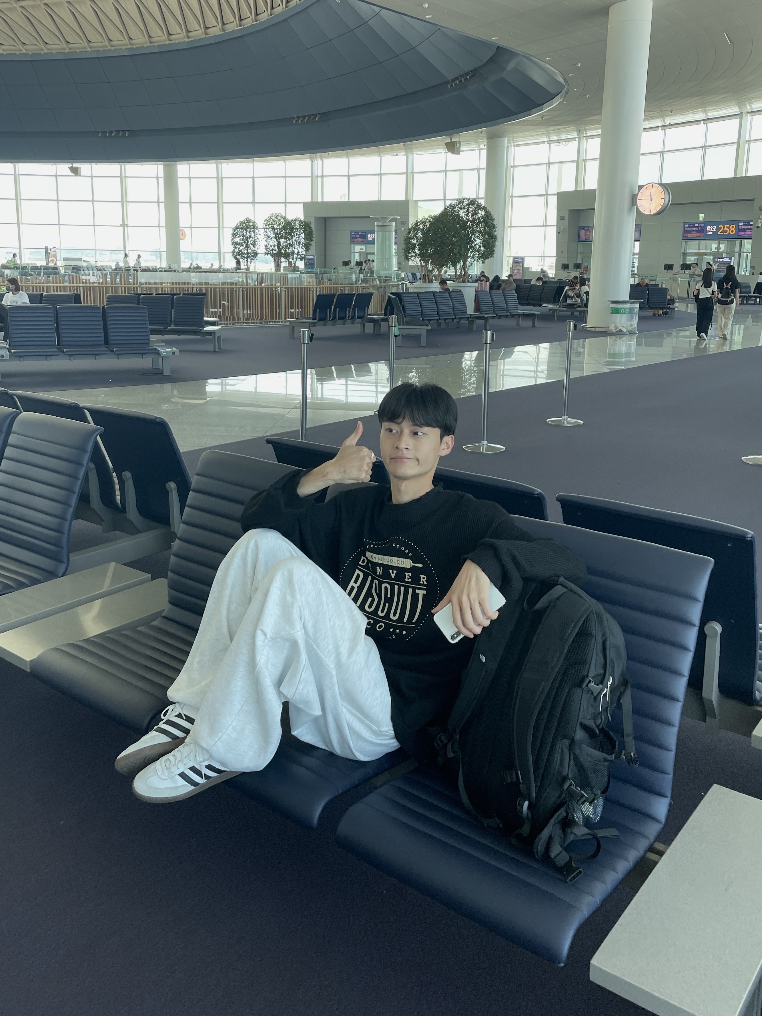 Adidas Samba Classic Cloud White, The North Face Big Shot Black 착용 스타일