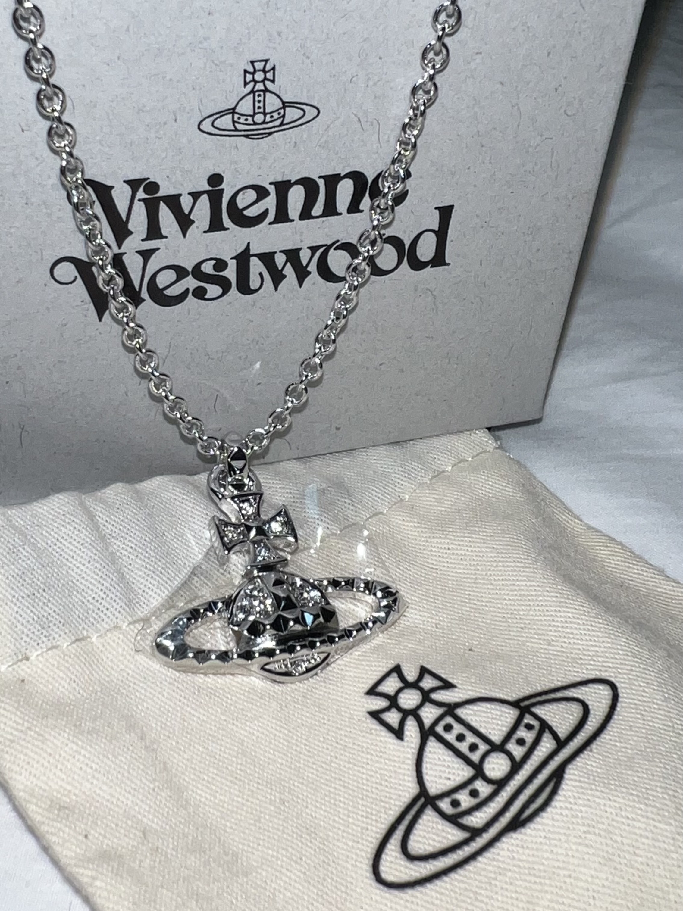 Vivienne Westwood Mayfair Bas Relief Pendant Silver 착용 스타일 - 1