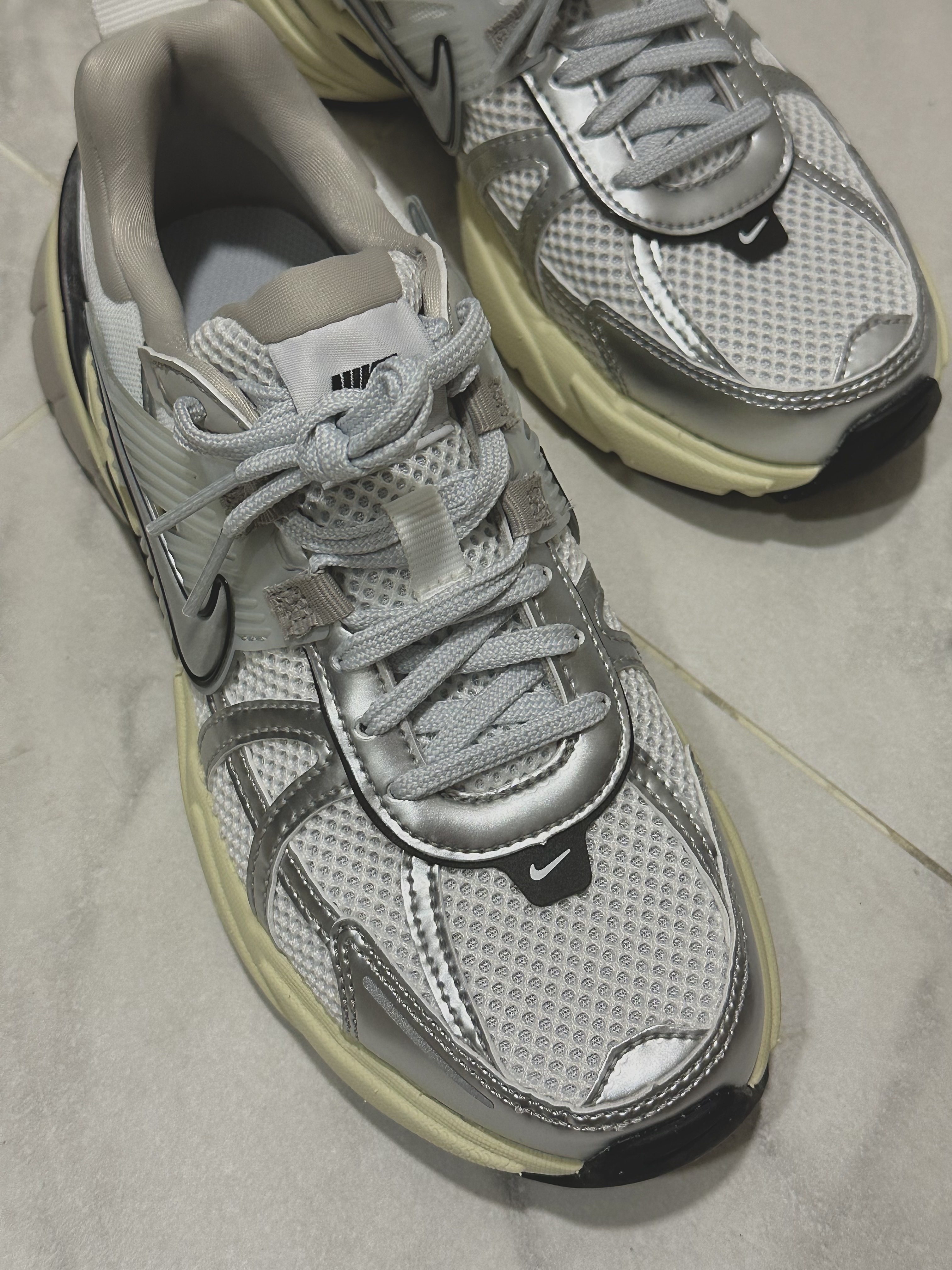 Nike V2K Run Summit White Metallic Silver 착용 스타일