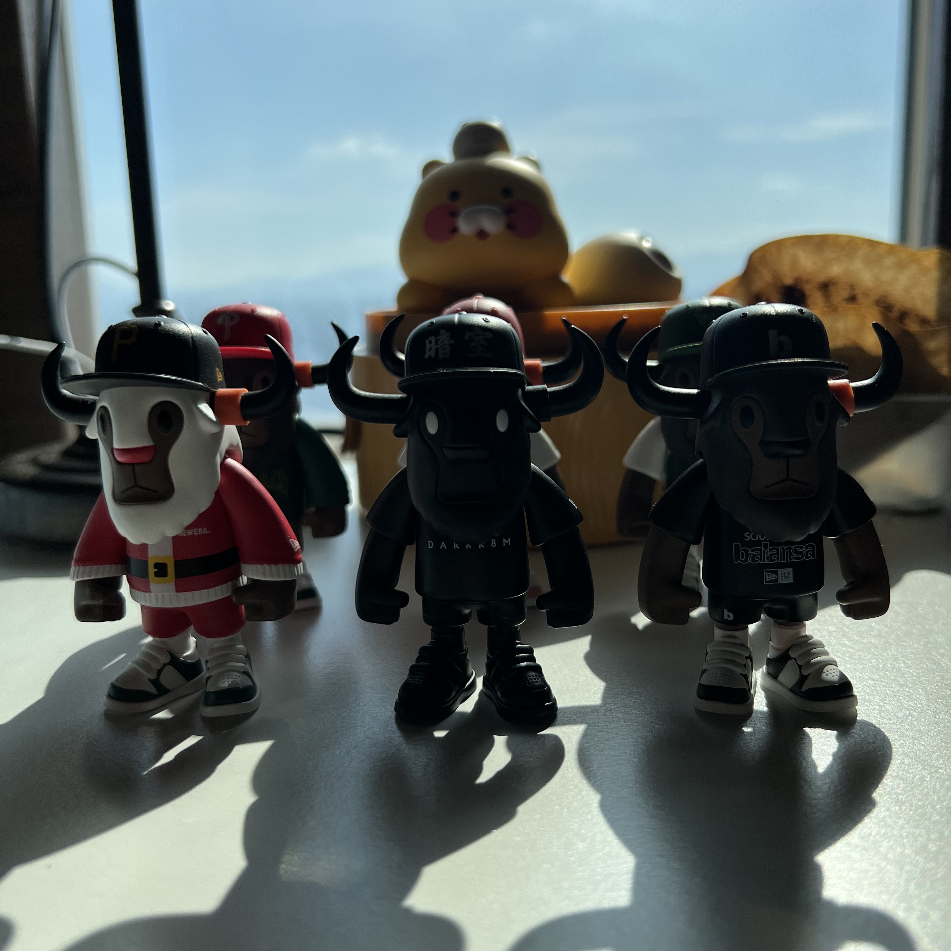 Darkr8m Studio x New Era FFALO Figure Black 착용 스타일
