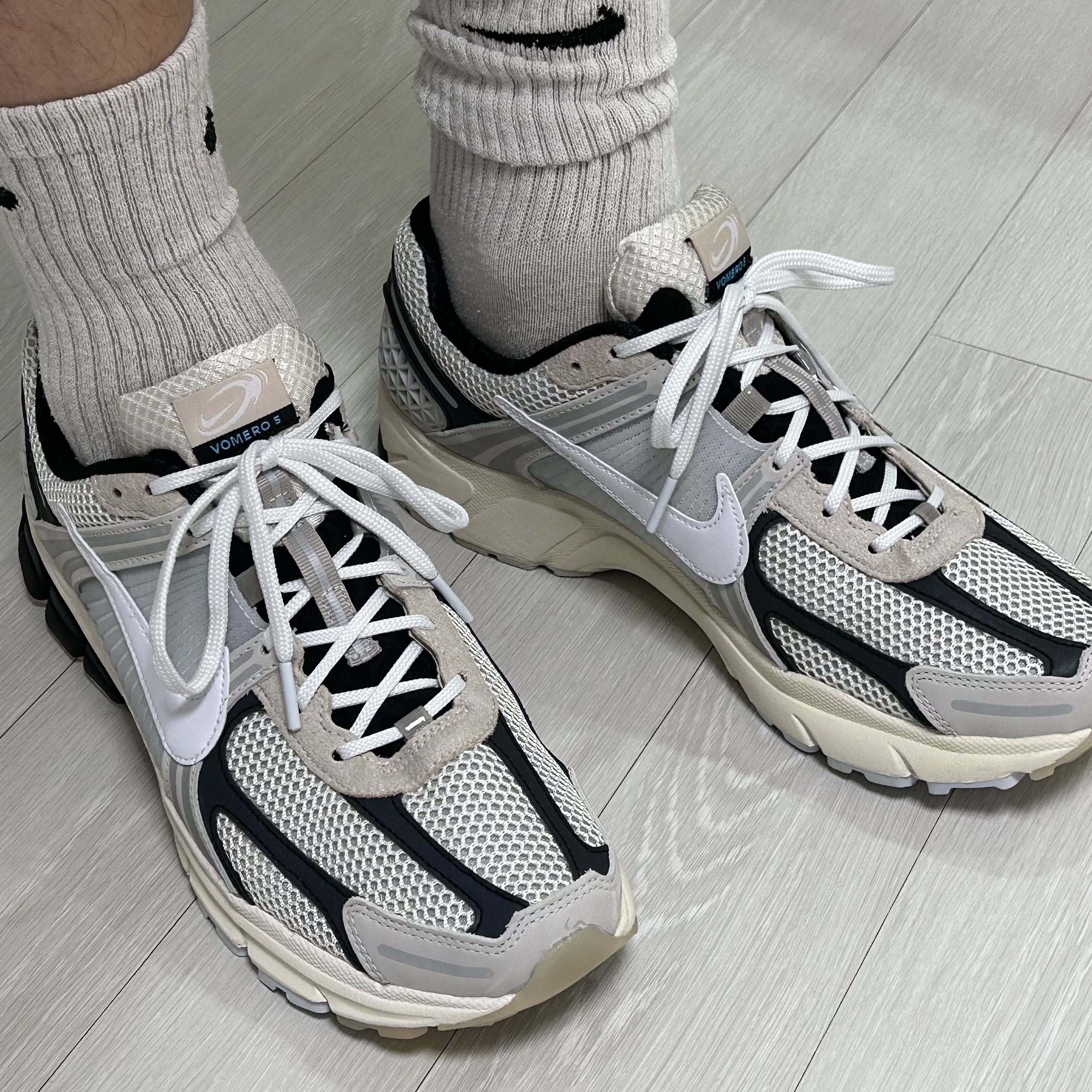 Nike Zoom Vomero 5 Light Bone and Black 착용 스타일