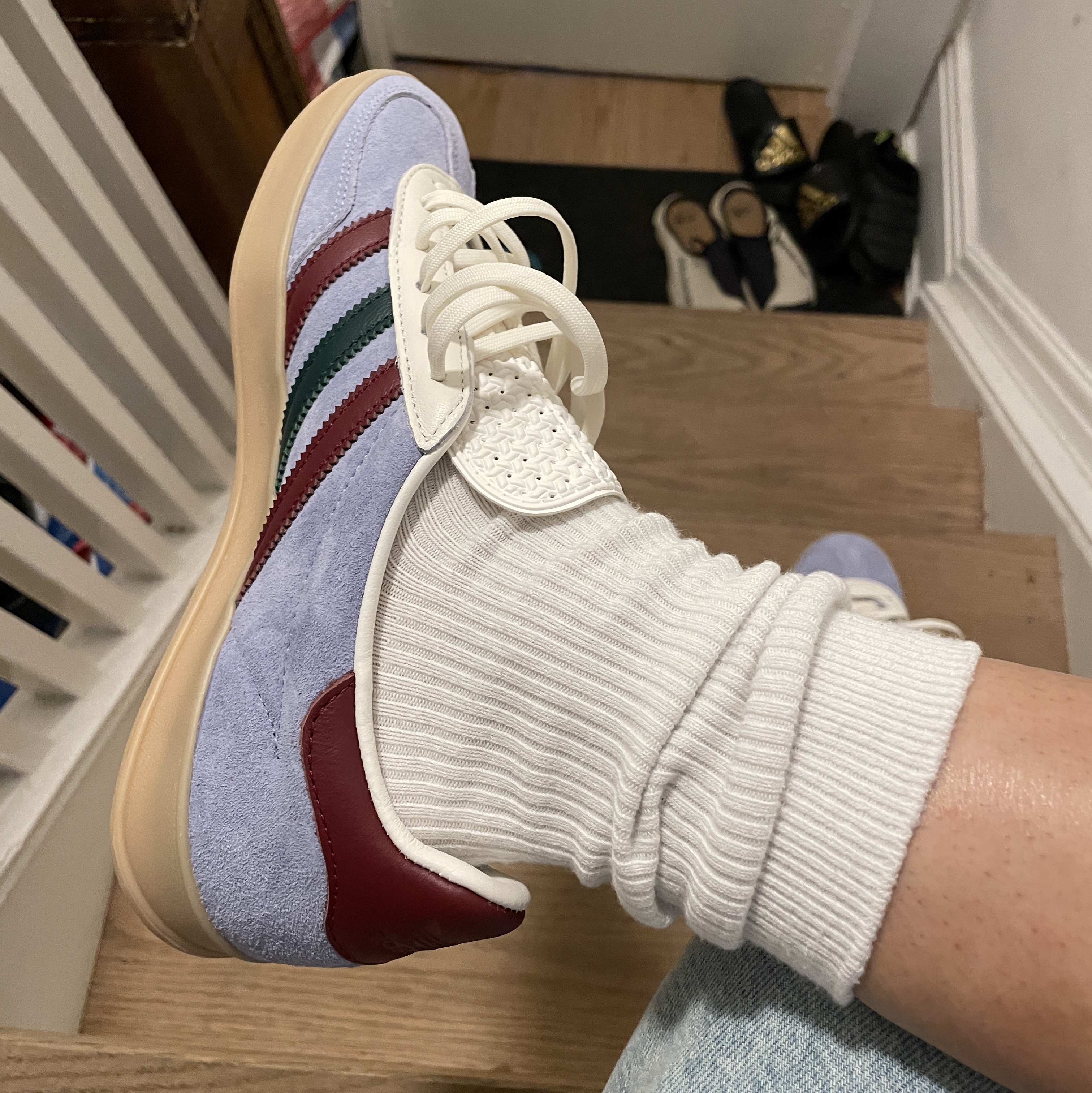 Adidas Gazelle Indoor Blue Dawn Collegiate Burgundy 착용 스타일 - 3