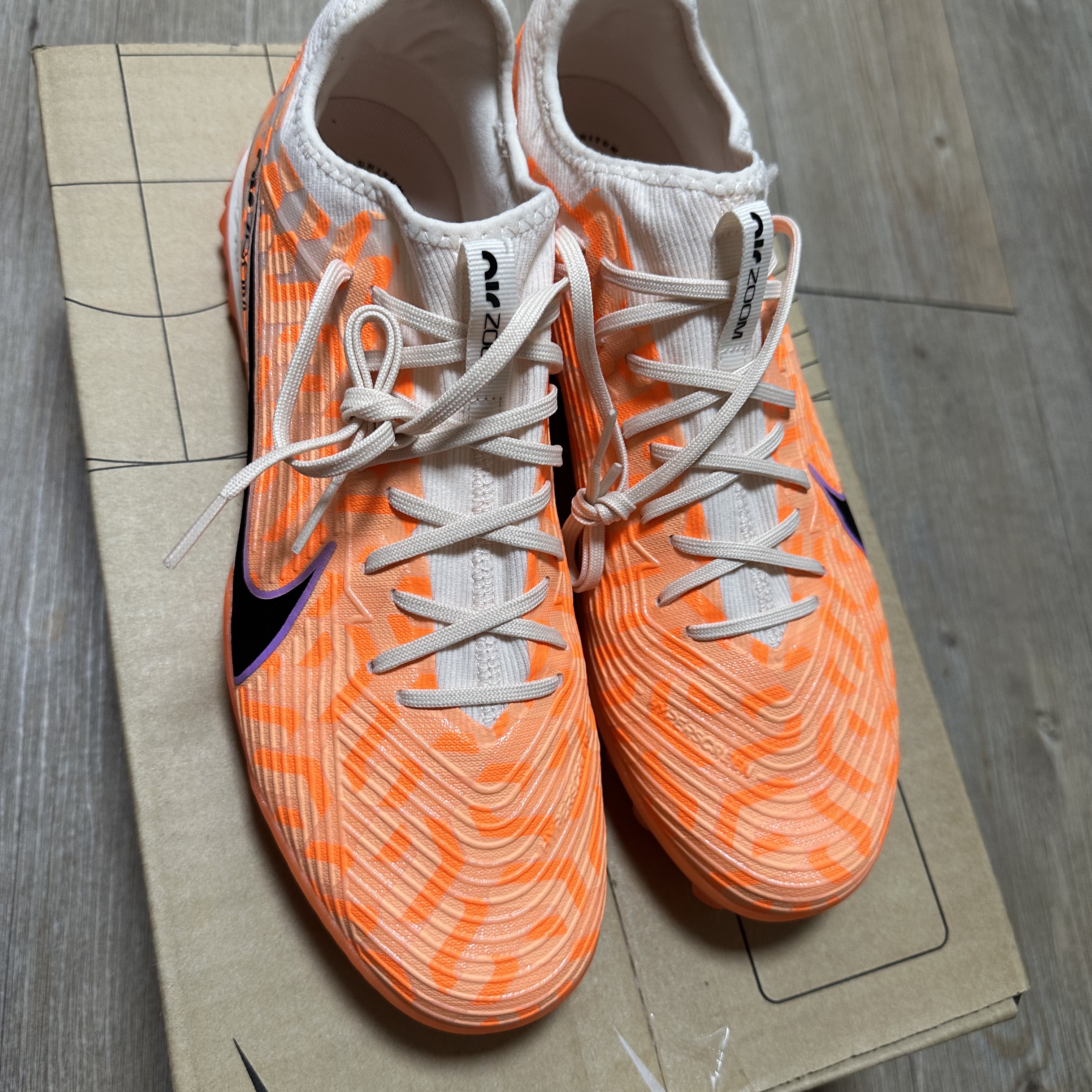 Nike Zoom Vapor 15 Pro NU TF Guava Ice Black, Nike React Phantom GX Pro TF Baltic Blue White 착용 스타일 - 3