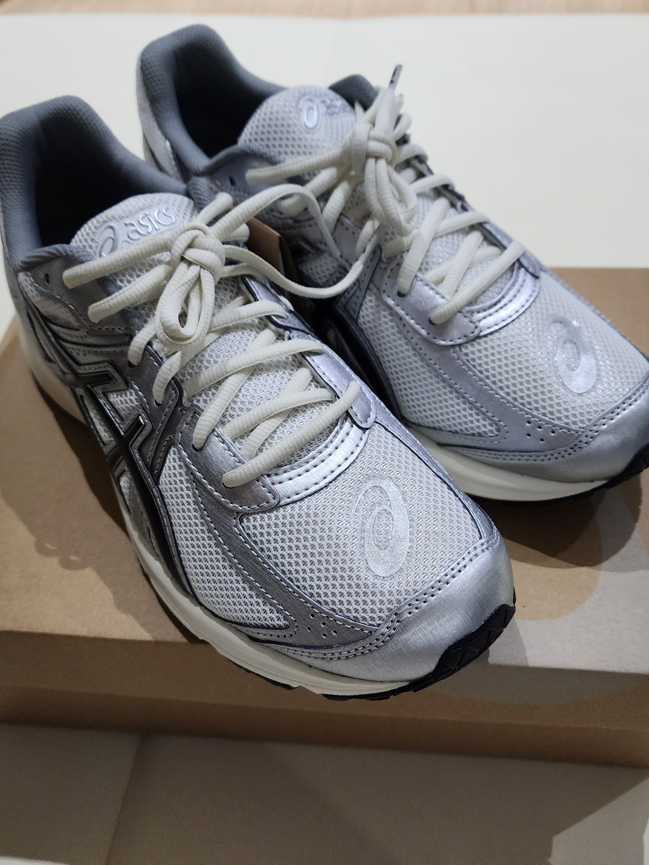 Asics Jog 100 S White Black - 2E Wide 착용 스타일 - 3