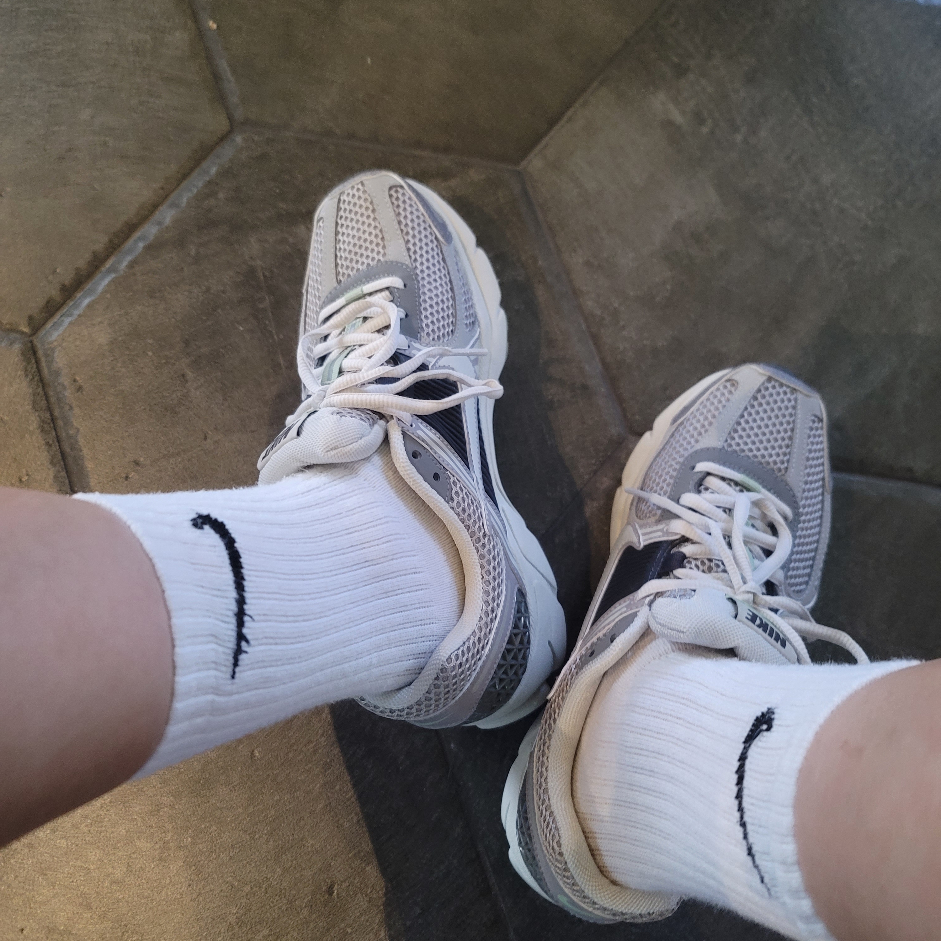 (W) Nike Zoom Vomero 5 Cobblestone and Flat Pewter 착용 스타일