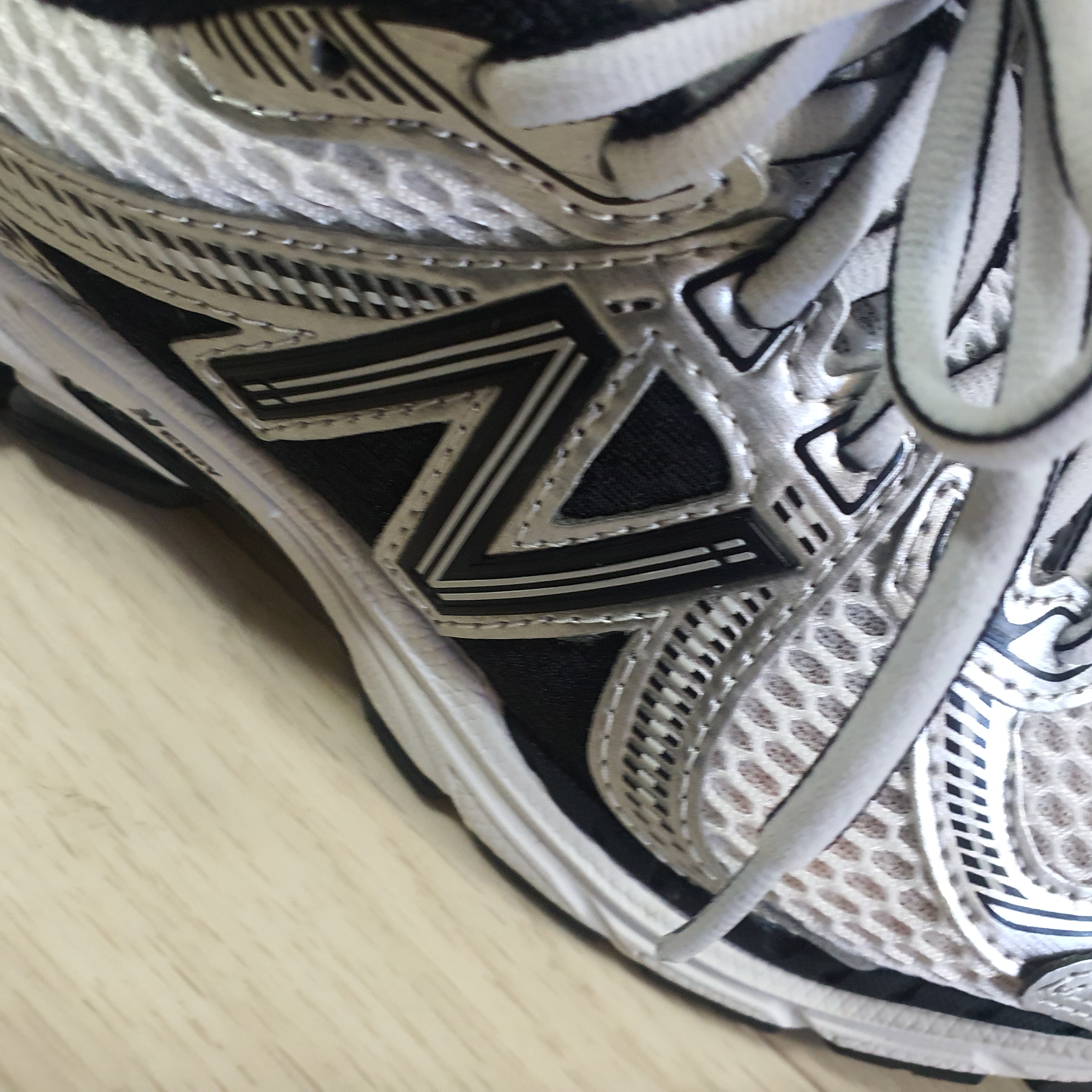 New Balance 860v2 White Black 착용 스타일 - 3
