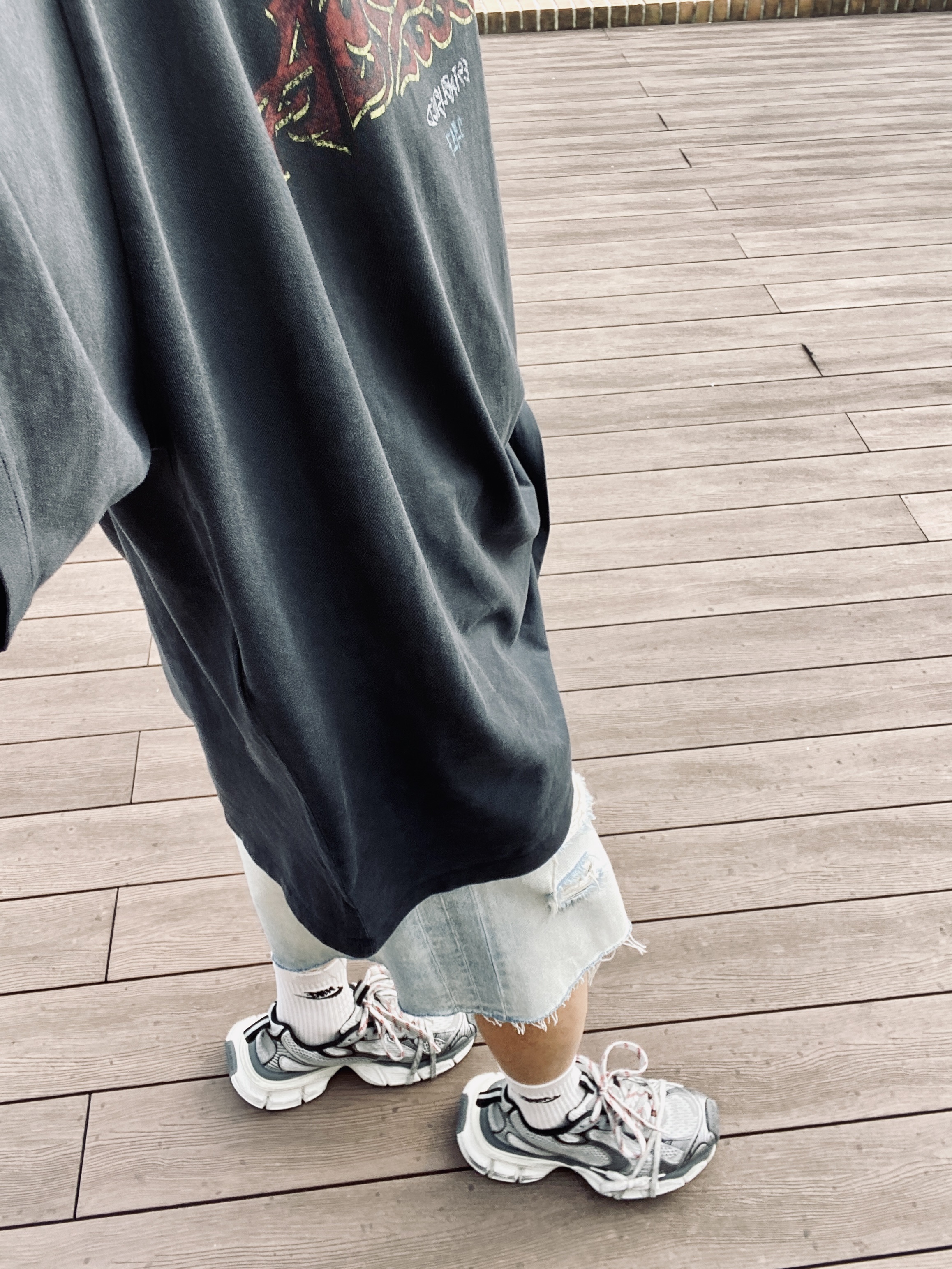 Balenciaga 3XL Sneakers Grey White Red, Balenciaga Offshore Oversized T-Shirt Black Faded 착용 스타일