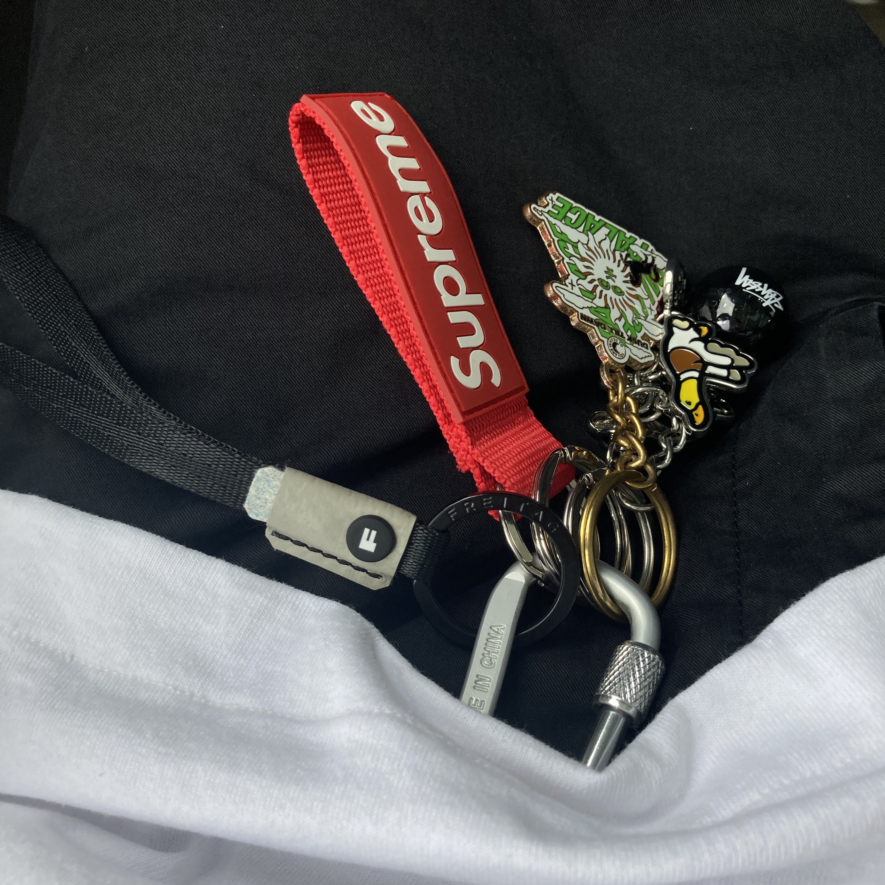 Supreme Webbing Keychain Red - 23SS, Stussy 8 Ball Keychain Black 착용 스타일