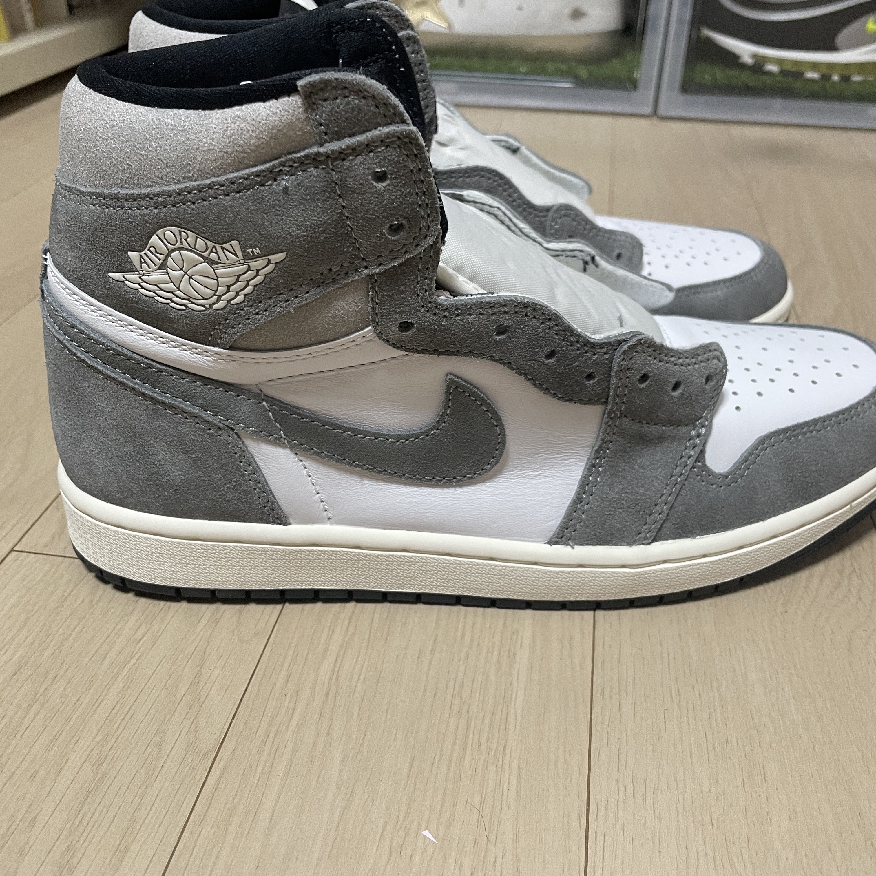 Jordan 1 Retro High OG Black and Smoke Grey 착용 스타일 - 2