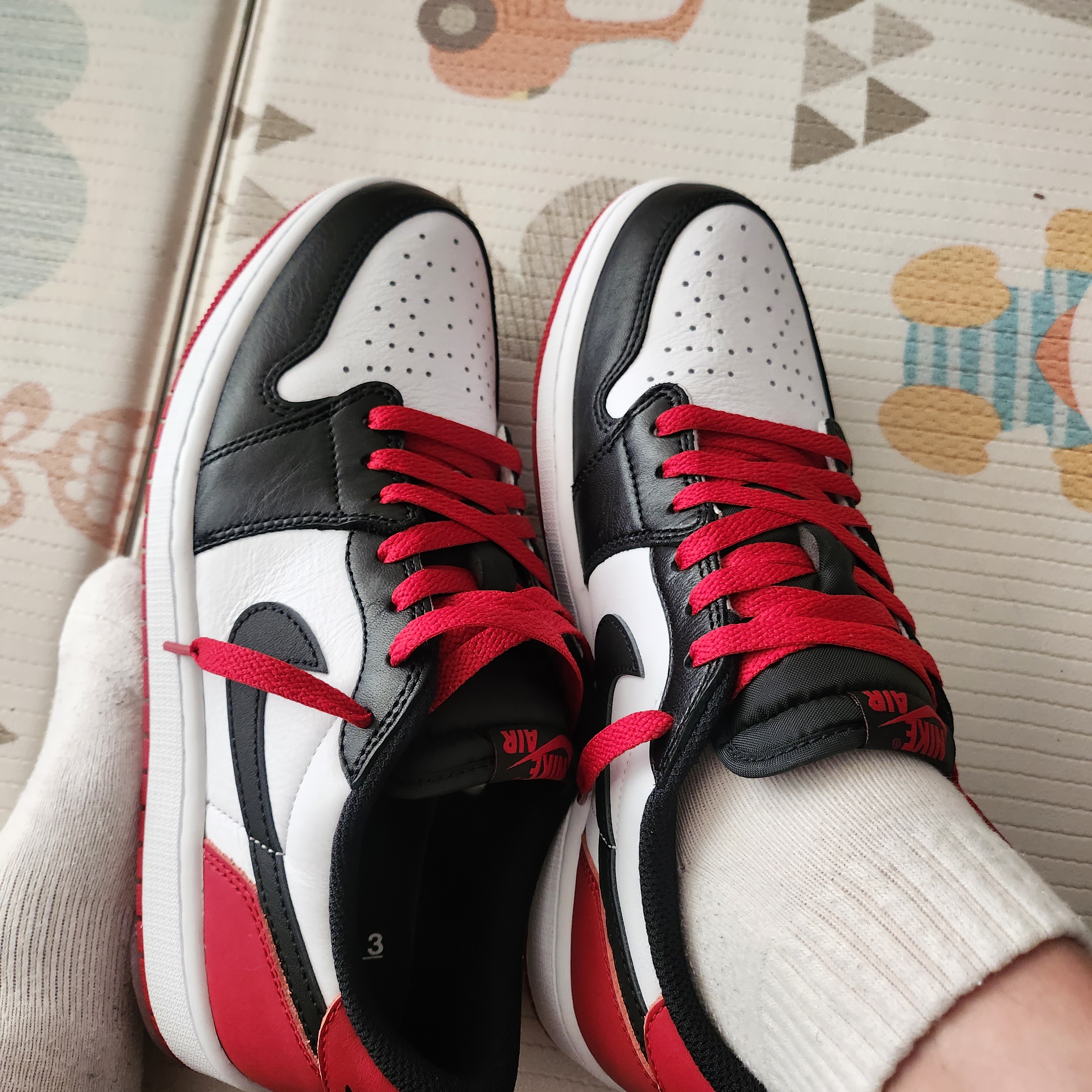 Jordan 1 Retro Low OG Black Toe 착용 스타일 - 2