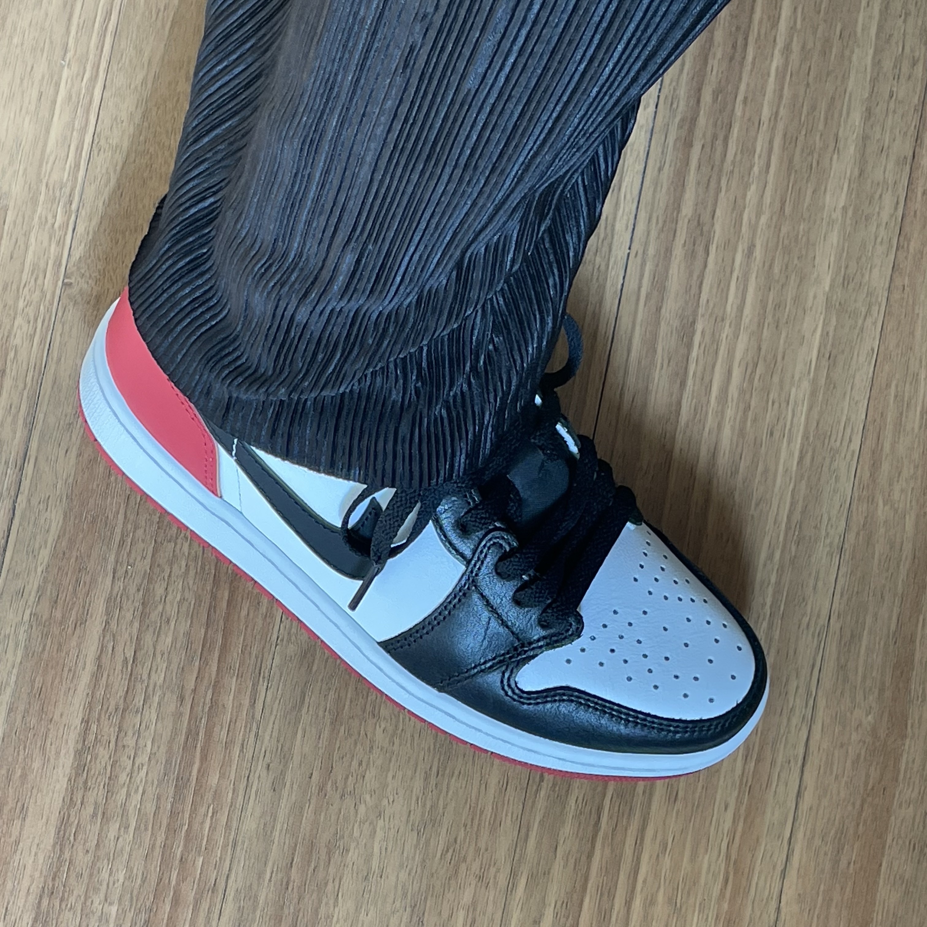 Jordan 1 Retro Low OG Black Toe 착용 스타일 - 3