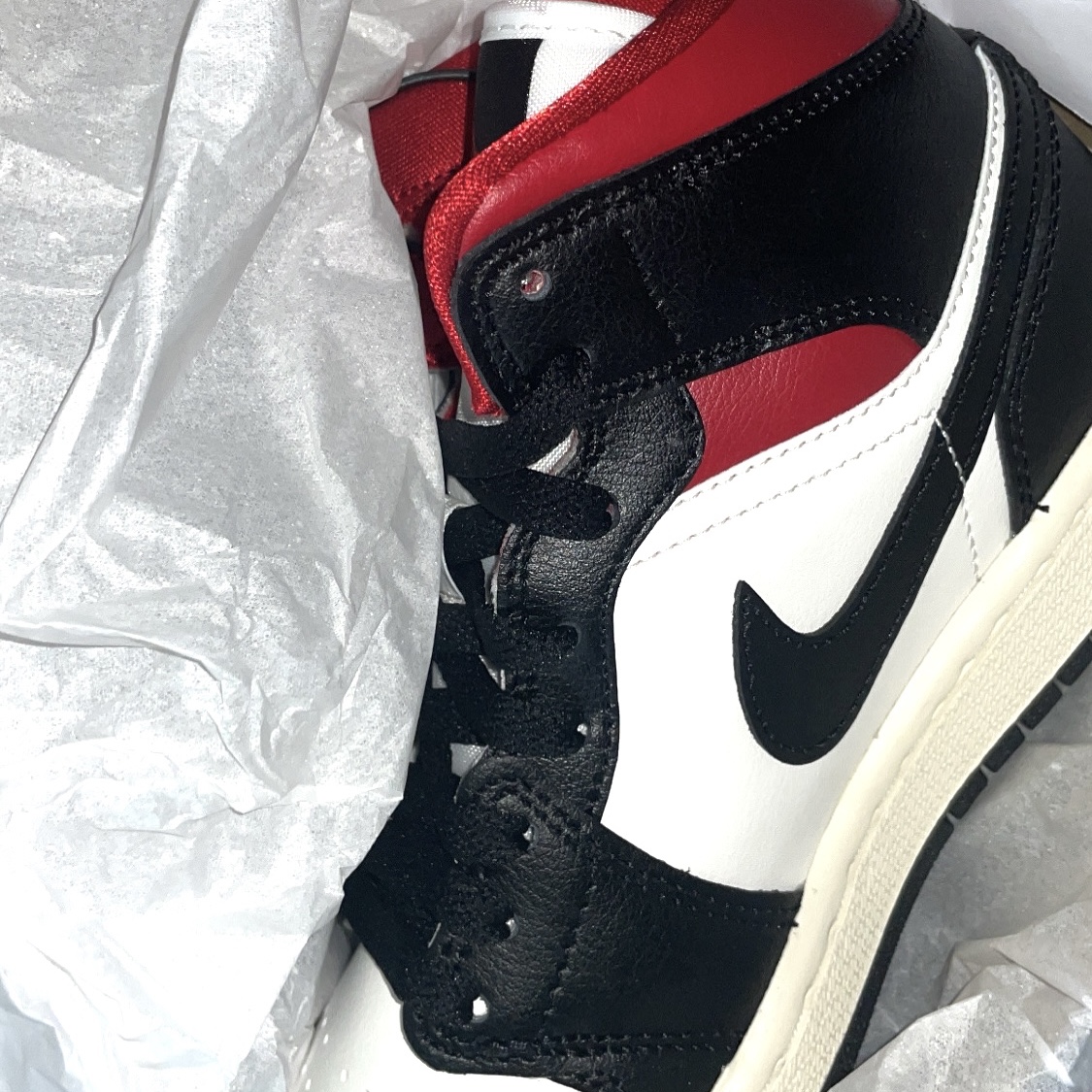 (W) Jordan 1 Mid Black Gym Red 착용 스타일 - 1